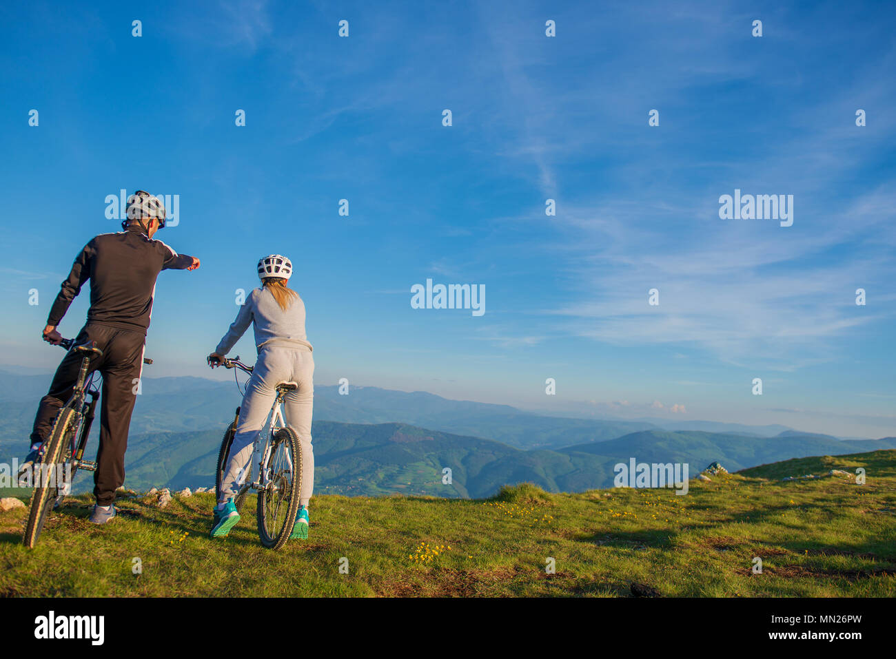 Adulto Hombre Caucásico Bicicleta De Montaña Montar En Bicicleta En La Cima  De La Colina Rodeado De Hermosa Naturaleza Y Una Vista Increíble Foto de  stock y más banco de imágenes de