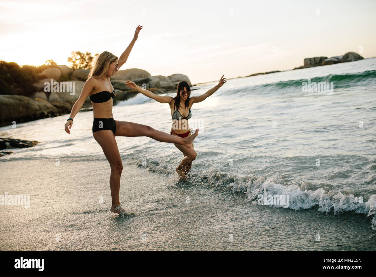 Las Mujeres J Venes En Bikini Disfrutando Y Bailando En La Orilla Del Mar Amigas Divirti Ndose