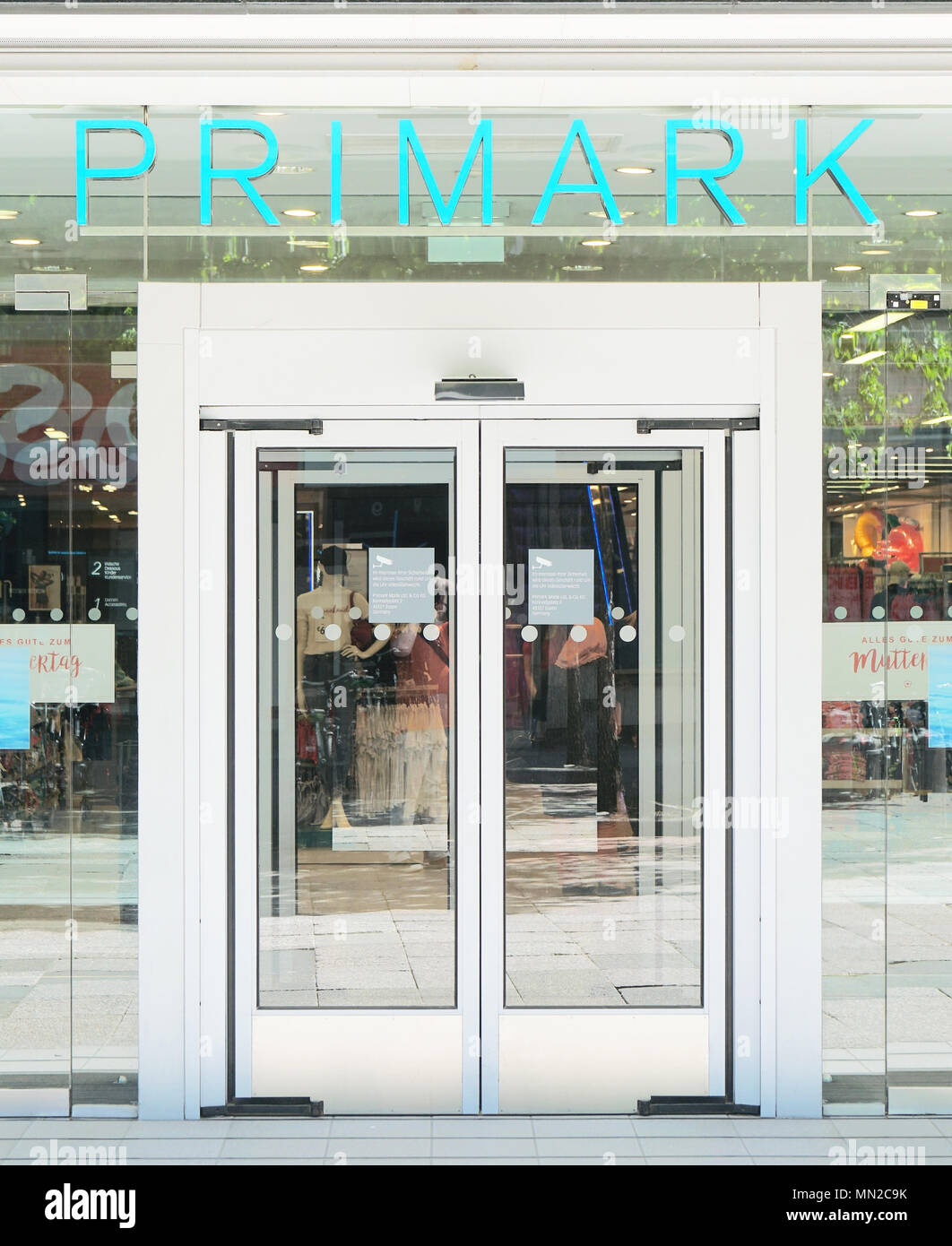 Hannover, Alemania - 7 de mayo de 2018: Primark logo símbolo encima de la puerta de entrada de una tienda local de moda rápida irlandesa Chain Store Compañía. Foto de stock