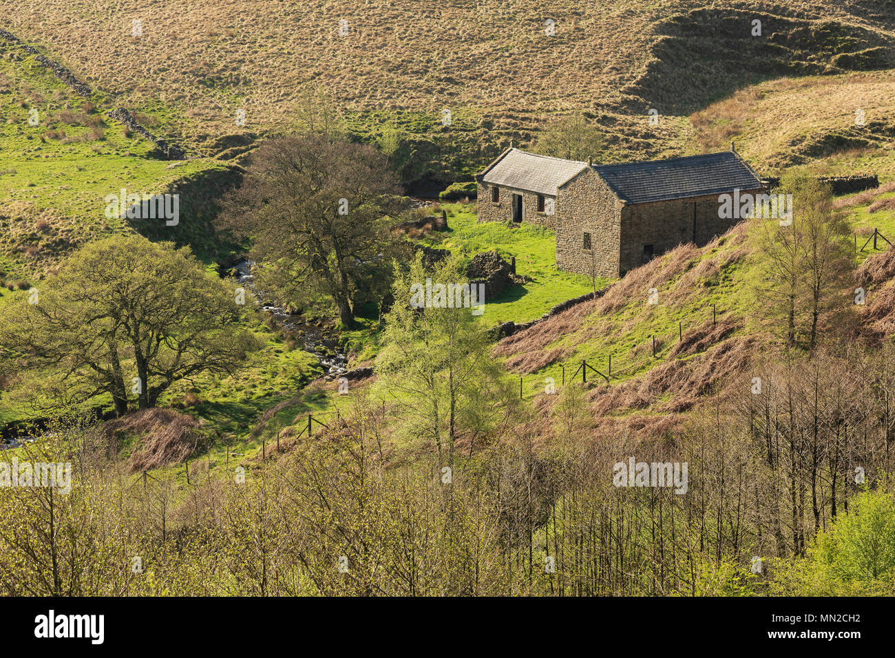 Una imagen de los edificios de la granja abandonada en el Peak District, Derbyshire, Inglaterra, Reino Unido. Foto de stock