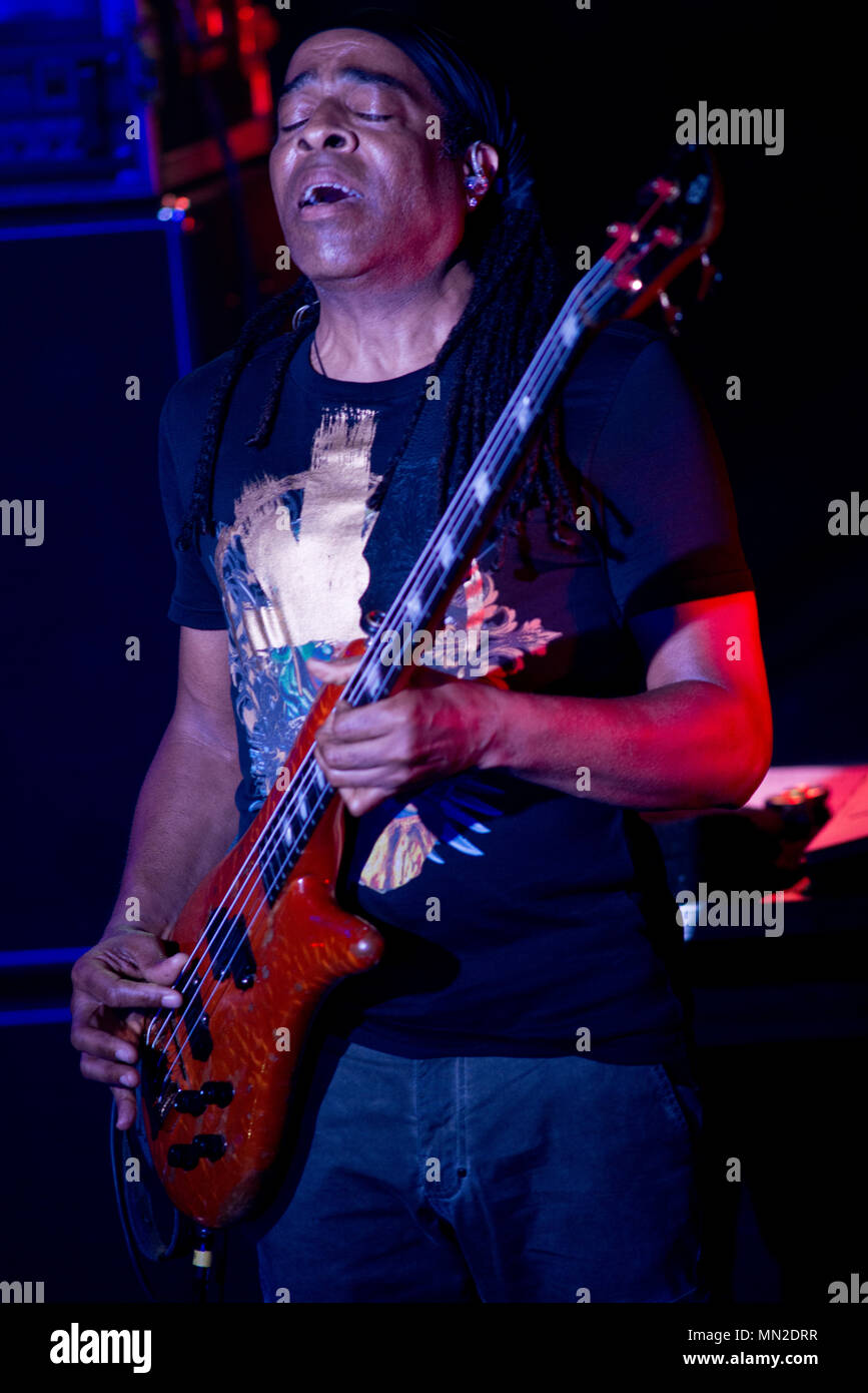 El bajista Doug Wimbish, desde Color vivo Foto de stock
