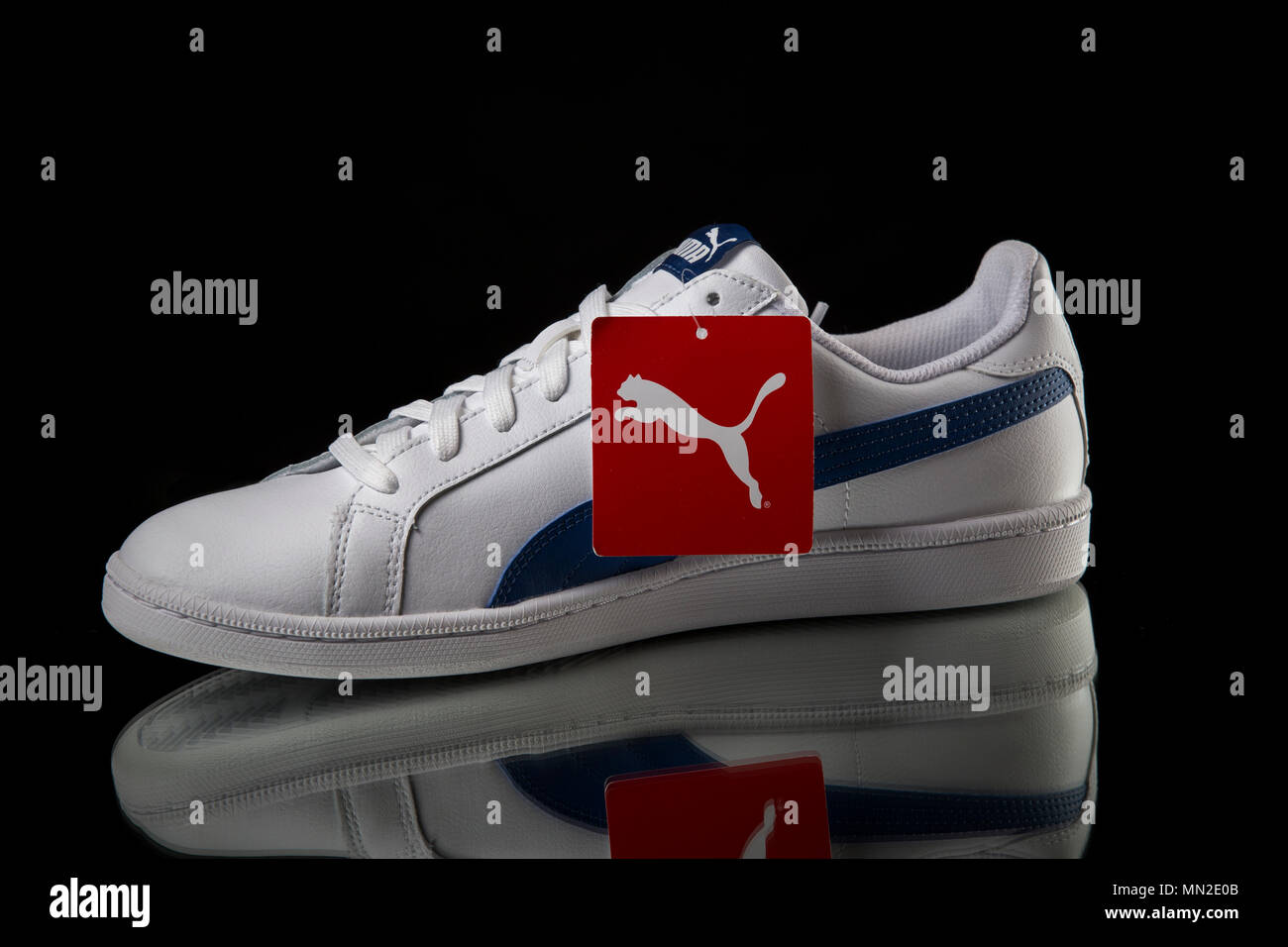 Portugal - 12 de mayo de 2018: Puma zapatillas clásicas. Puma, empresa  multinacional. Producto aislado. Tomas de productos Fotografía de stock -  Alamy