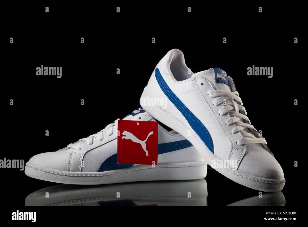 Zapatillas puma fotografías e imágenes de alta resolución - Alamy