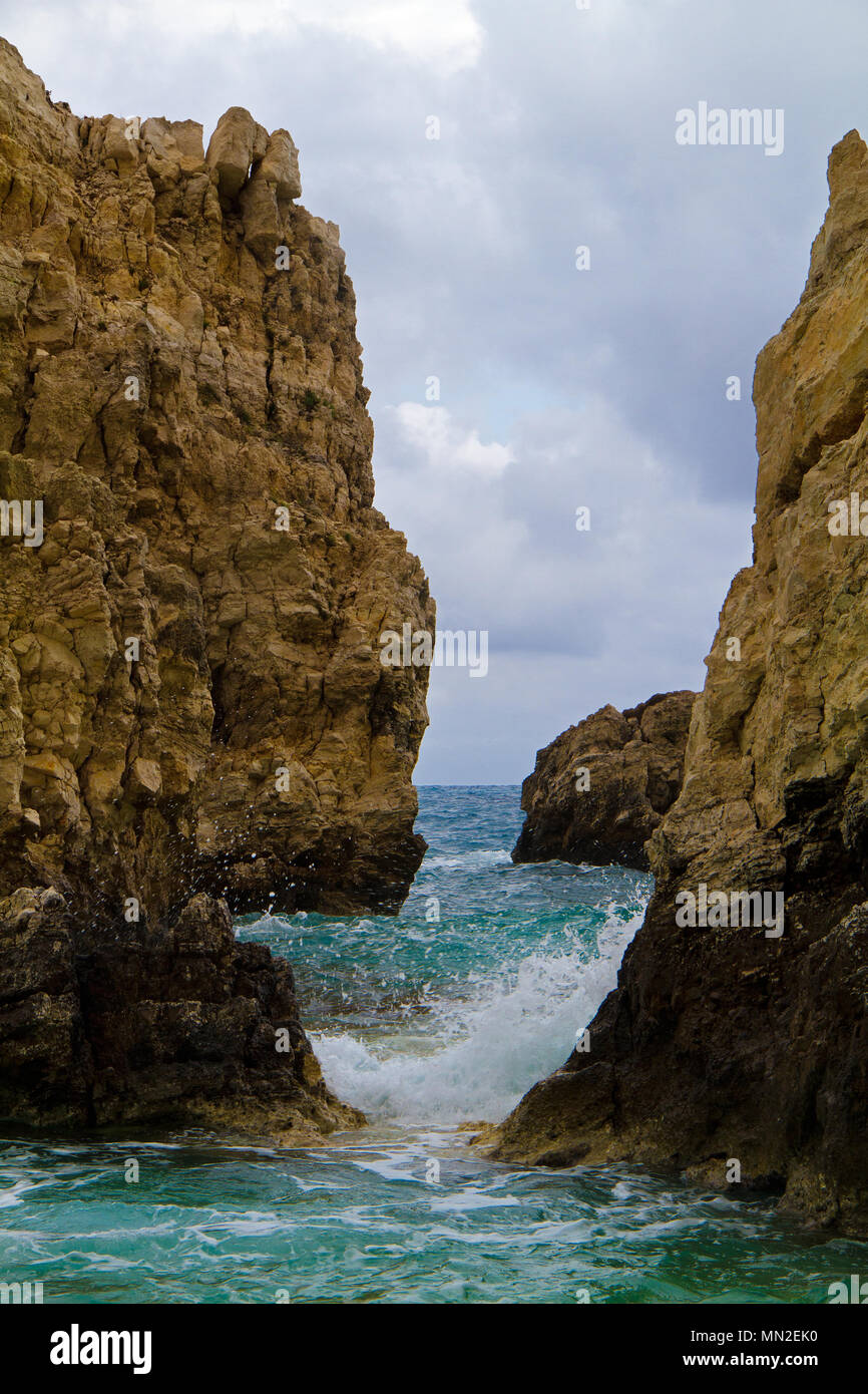 Las olas chocando contra las rocas calcáreas en la costa de la isla griega de Cefalonia Foto de stock