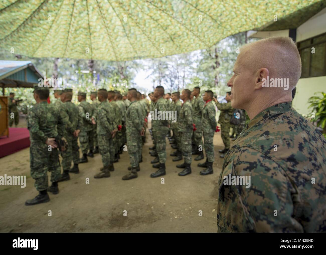 Cuerpo de Marines de EE.UU Brig. Gen. Thomas Weidley, comandante general de Marina, 01 aviones de ala, se sitúa en el desfile resto con miembros de las Fuerzas Armadas de Filipinas durante el ejercicio en la Base Naval Balikatan Camilo Osias, Santa Ana, Cagayan, Filipinas 10 de mayo de 2018, 10 de mayo de 2018. Ejercicio Balikatan, en su 34ª iteración, en EE.UU. anual es un ejercicio de entrenamiento militar de Filipinas se centraron en una gran variedad de misiones, incluida la asistencia humanitaria y de socorro en casos de desastre, la lucha contra el terrorismo, y otras operaciones militares combinadas celebrada del 7 de mayo al 18 de mayo. (Ee.Uu. Navy photo by Mass Communication Specialist Foto de stock