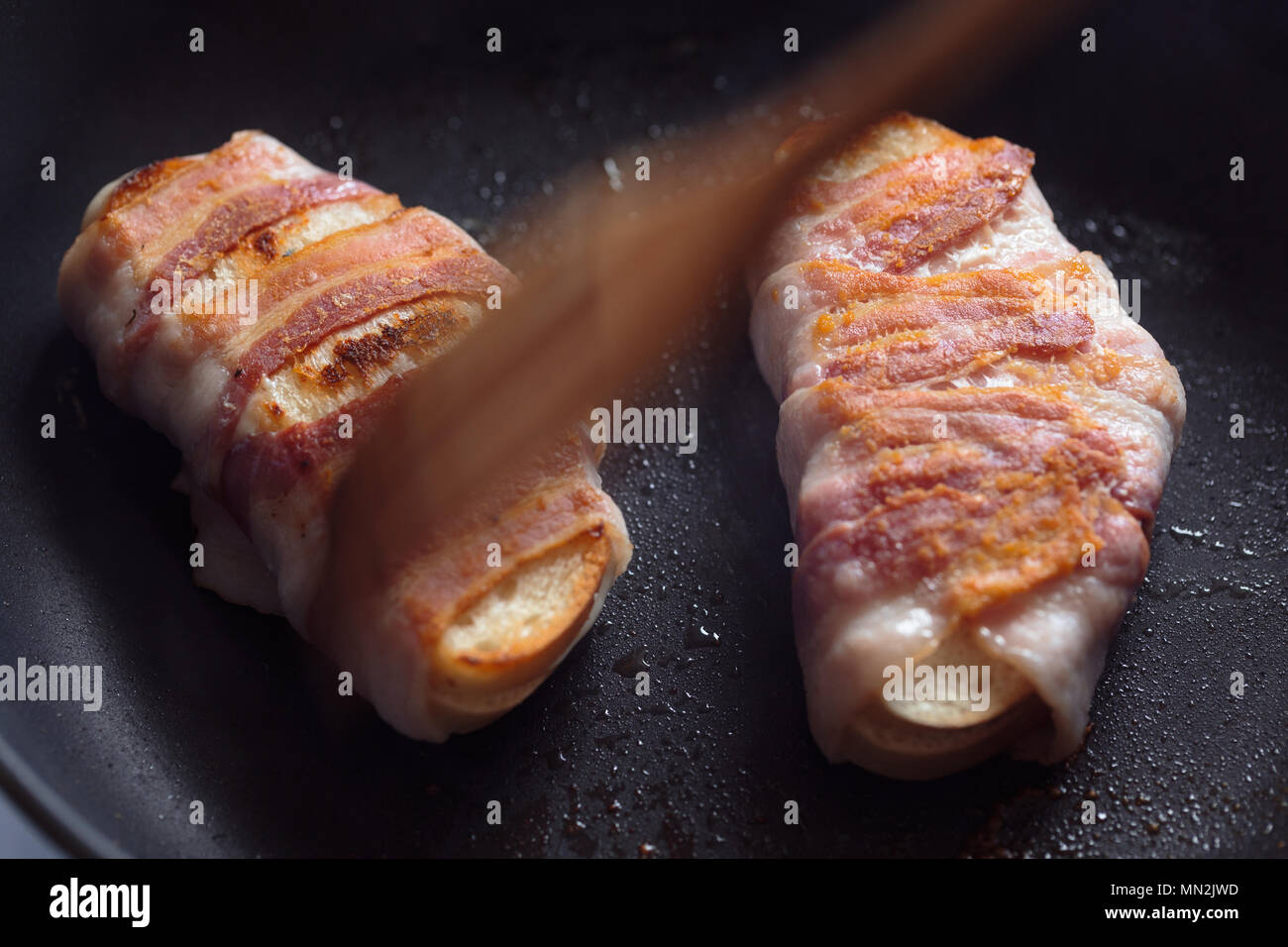 Dos rebanadas de pan envueltos con bacon frito Foto de stock