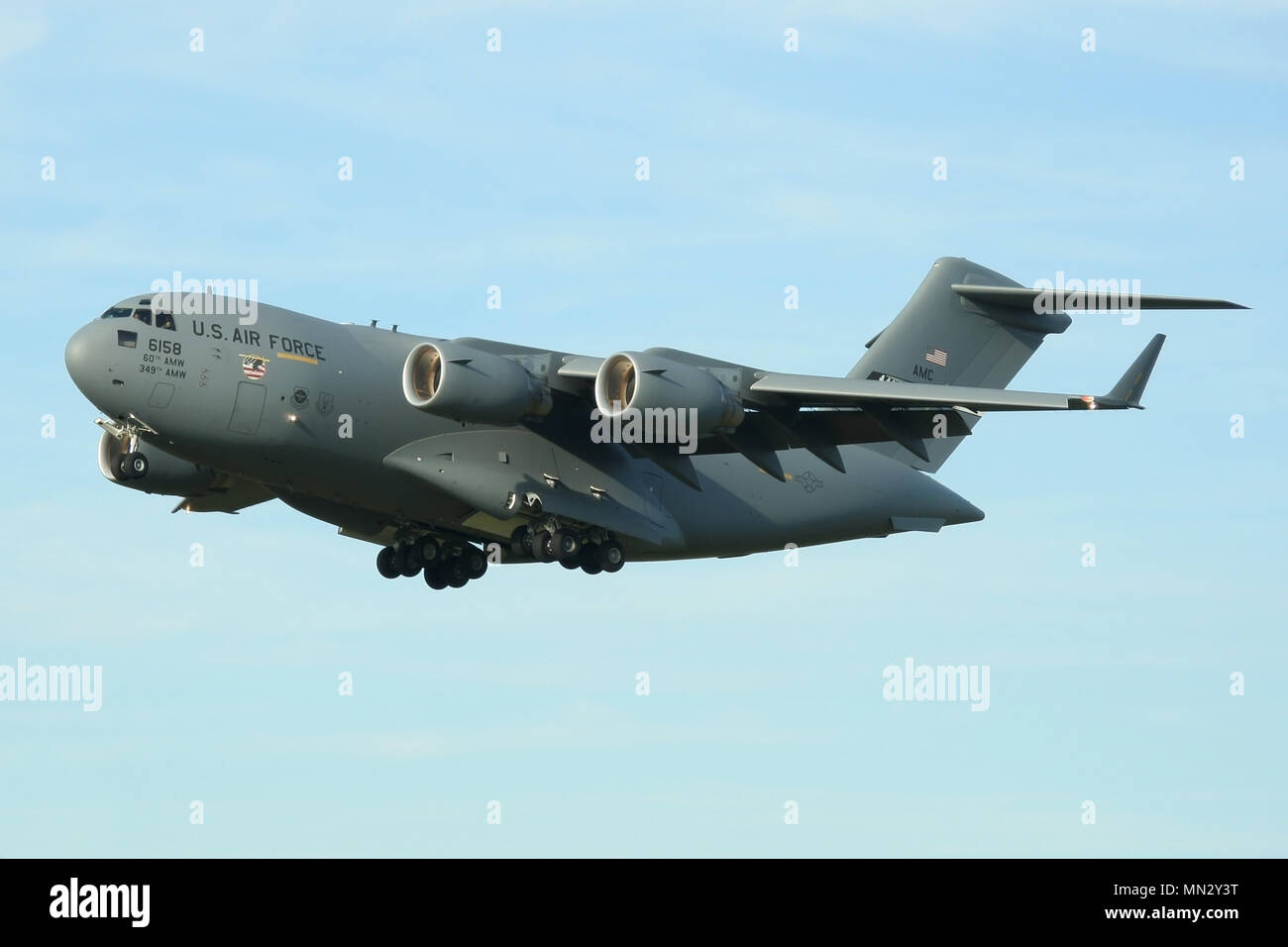 C-17A Globemaster de la USAF en el enfoque de la RAF Mildenhall. El avión viene de la 60ª AMW en Travis AFB y aún lleva la nariz memorial 9/11 art. Foto de stock