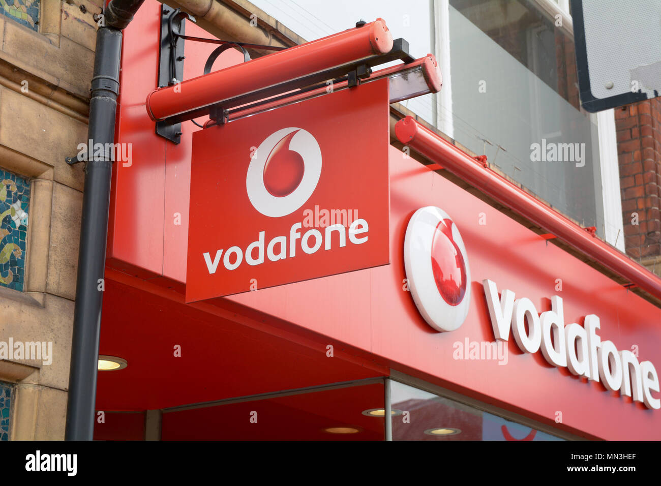 Los letreros de las tiendas de Vodafone Fotografía de stock - Alamy