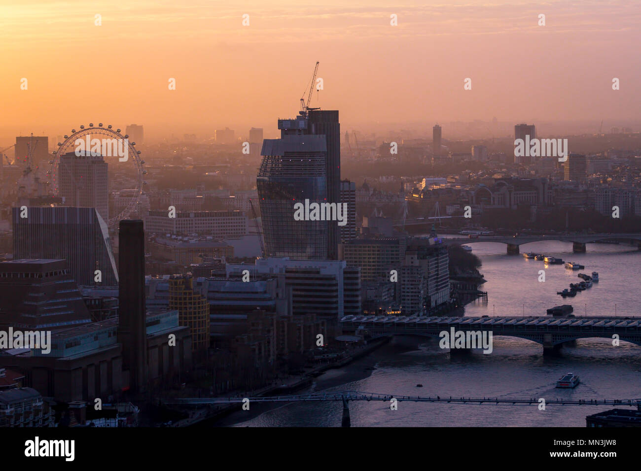 El horizonte de la ciudad de Londres. Un paisaje al atardecer. A pesar de la apariencia de ensueño, Londres sufre de altos niveles de contaminación del aire, afectando la salud de muchos. Foto de stock