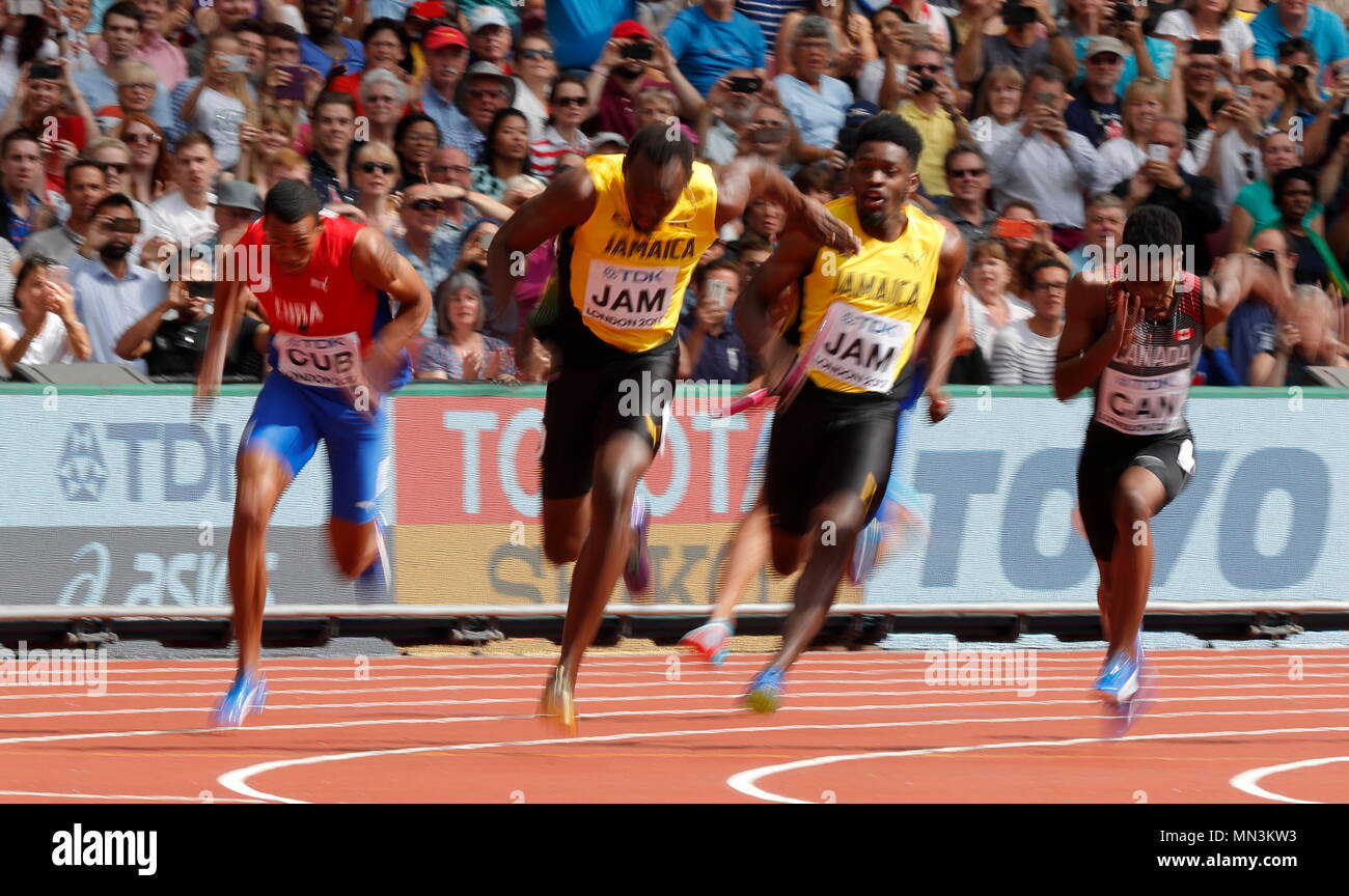 Londres, Inglaterra - 12 de agosto: Usain Bolt de Jamaica en la pata 4  comienza su carrera para recoger el relevo de Michael Campbell durante el  hombre de 4x100 metros relevos durante