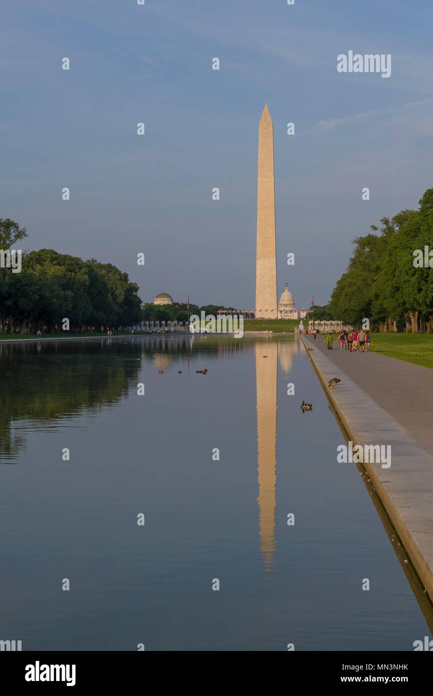 Los visitantes pasear de noche de verano, el Monumento a Washington en la piscina reflectante, Washington, DC, Estados Unidos de América, América del Norte Foto de stock