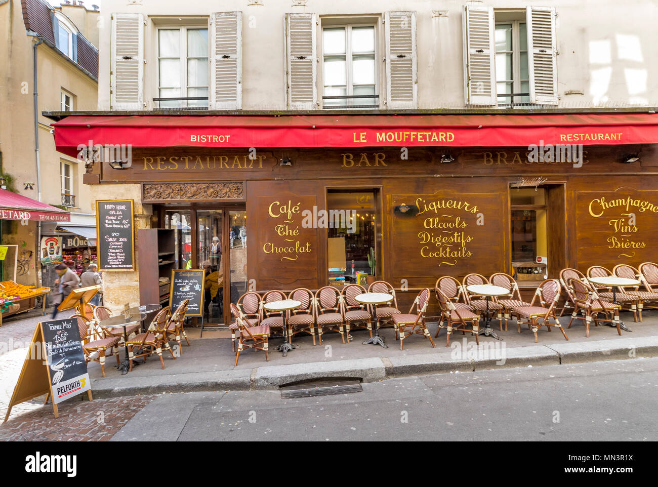 Le Mouffetard, un restaurante francés en la Rue Mouffetard, París, Francia Foto de stock
