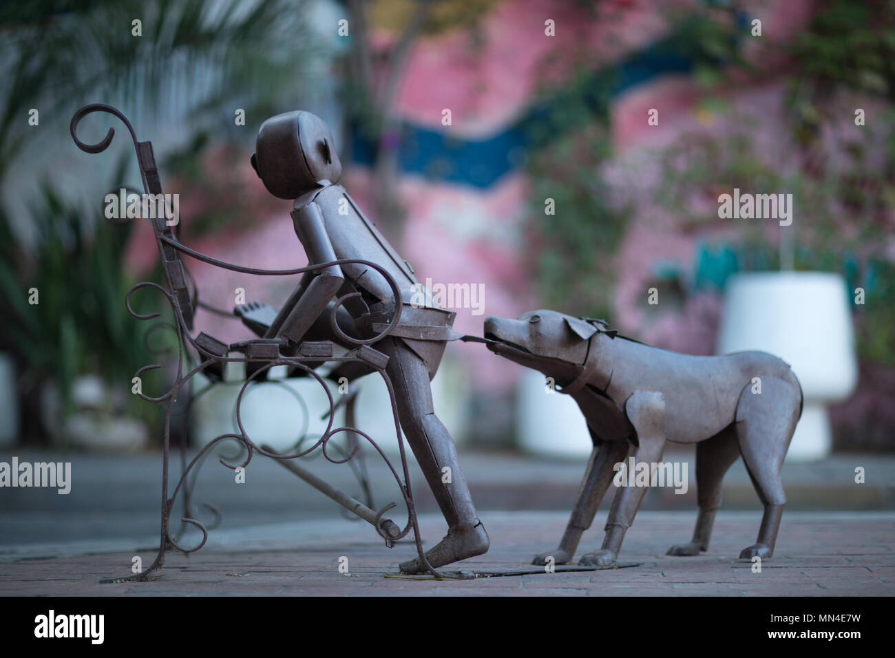 Una escultura en hierro forjado en las calles coloridas de Getsemani,  Cartagena, Colombia, Sur America Fotografía de stock - Alamy