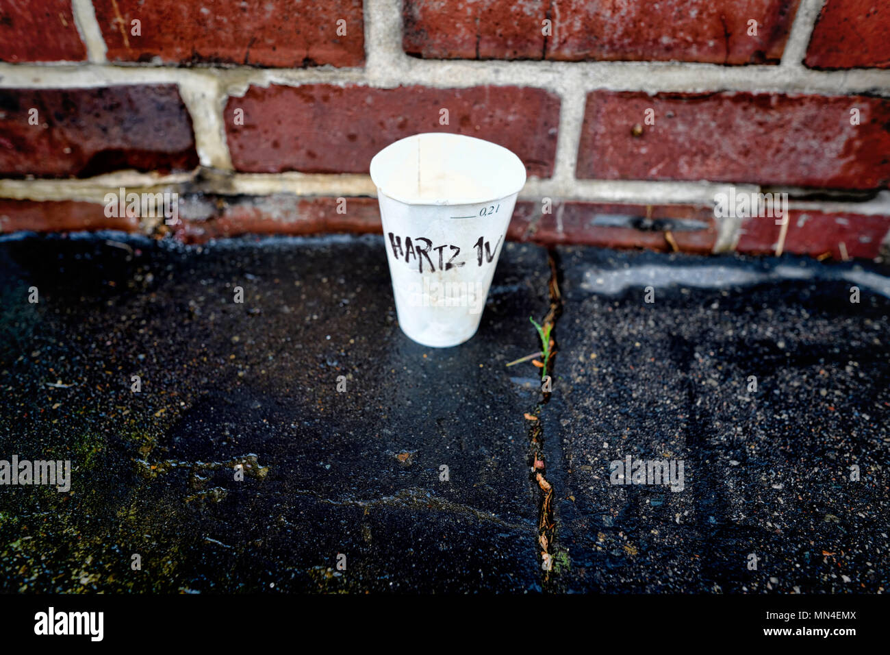 Donaciones tazas con la inscripción Hartz IV, mit der Aufschrift Spendenbecher Hartz IV Foto de stock