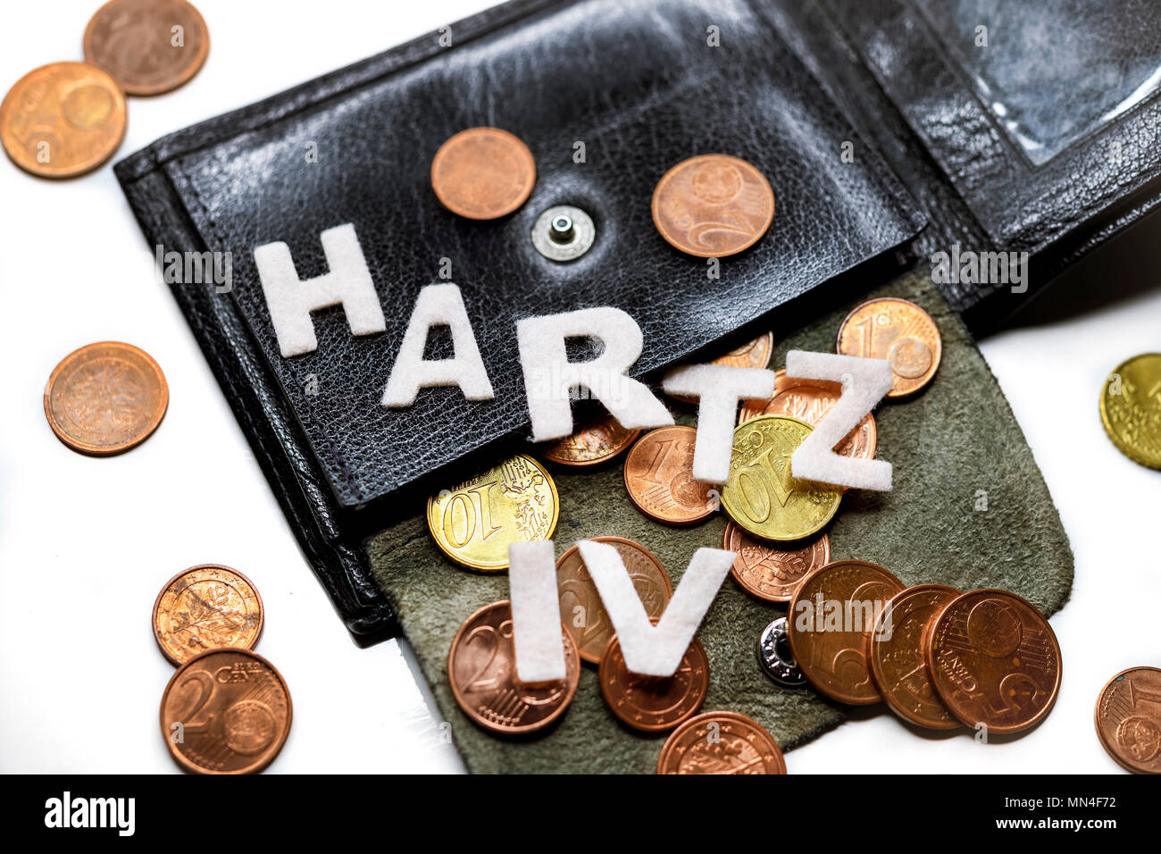 Billetera con dinero pequeña y rotulación de Hartz IV, Kleingeld Portemonnaie mit und Schriftzug Hartz IV Foto de stock