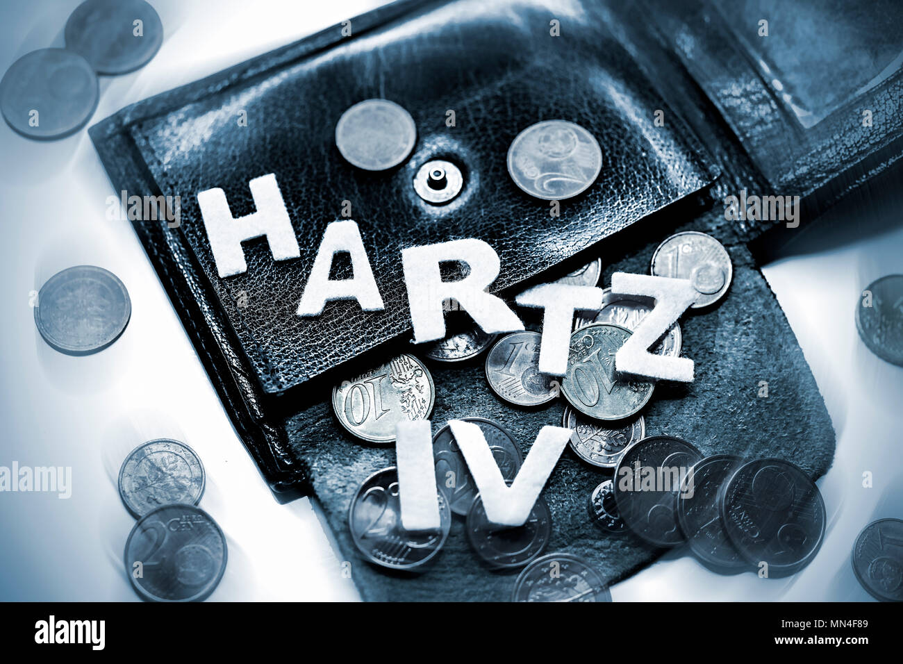 Billetera con dinero pequeña y rotulación de Hartz IV, Kleingeld Portemonnaie mit und Schriftzug Hartz IV Foto de stock