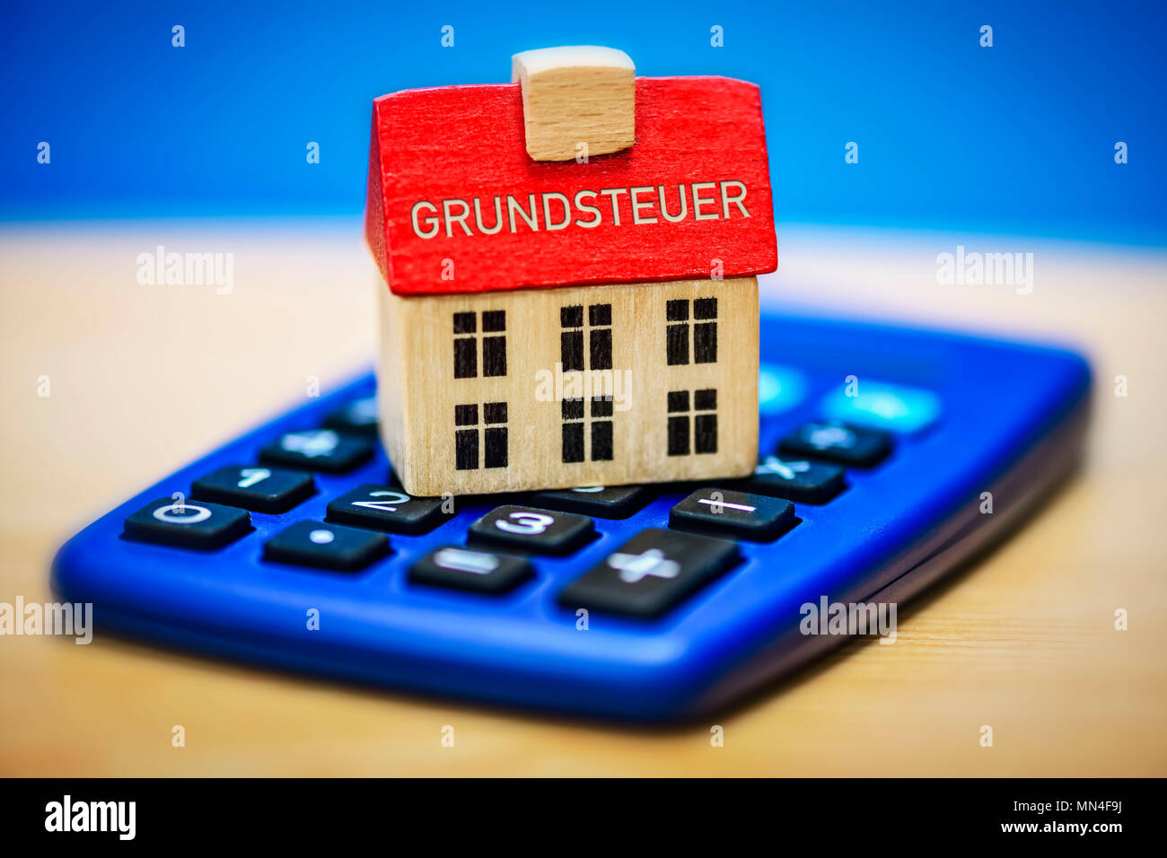 Casa en una calculadora, un impuesto territorial, Haus auf einem Taschenrechner, Grundsteuer Foto de stock