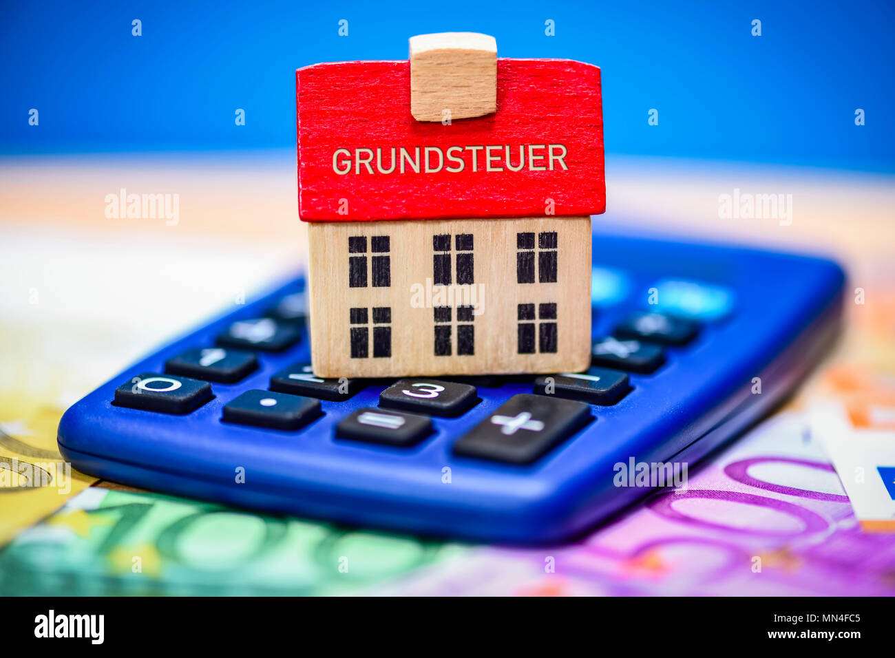 Casa en una calculadora, un impuesto territorial, Haus auf einem Taschenrechner, Grundsteuer Foto de stock