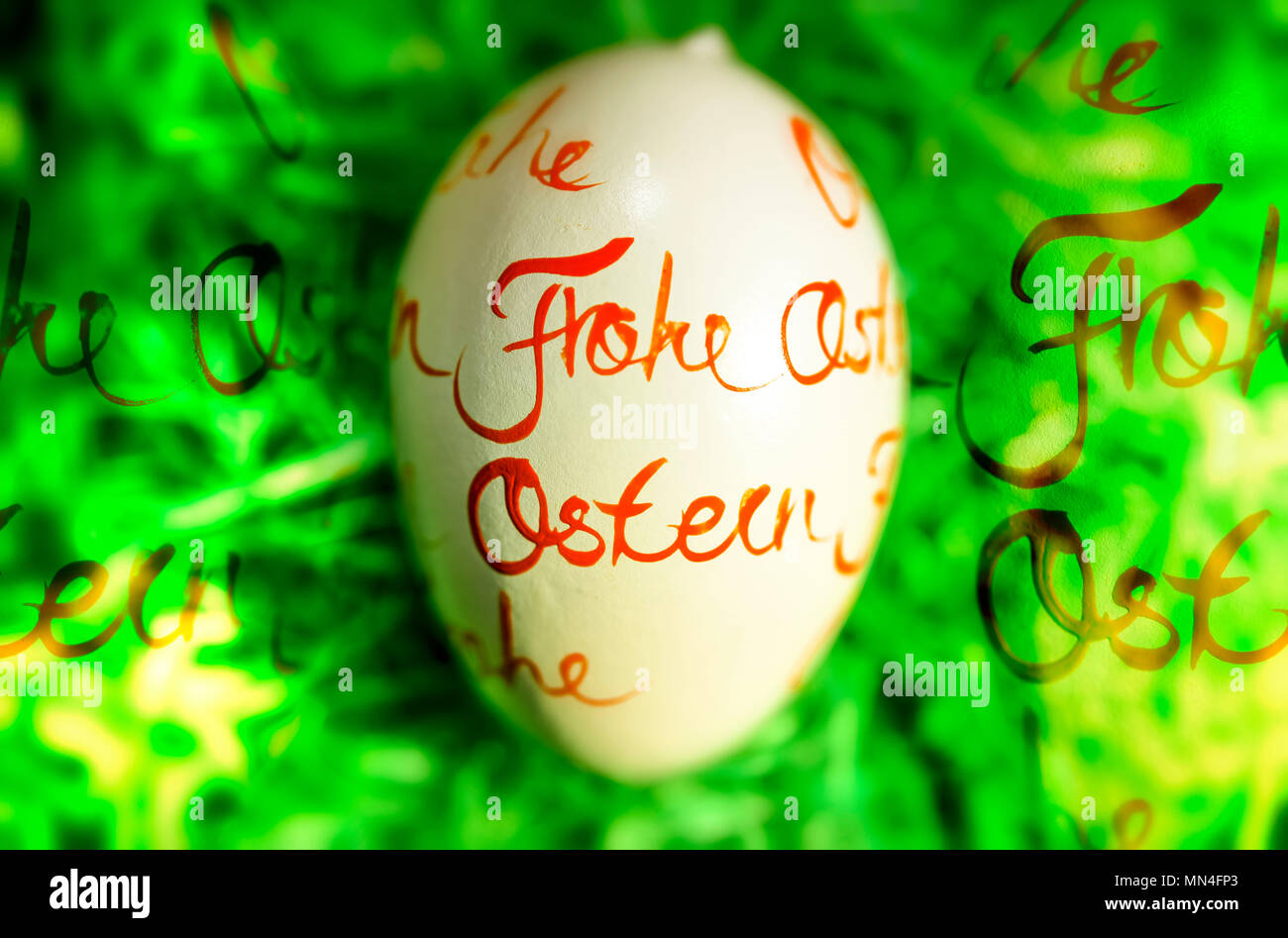 Huevo de pascua con la inscripción Felices Pascuas, mit der Aufschrift Osterei Frohe Ostern Foto de stock