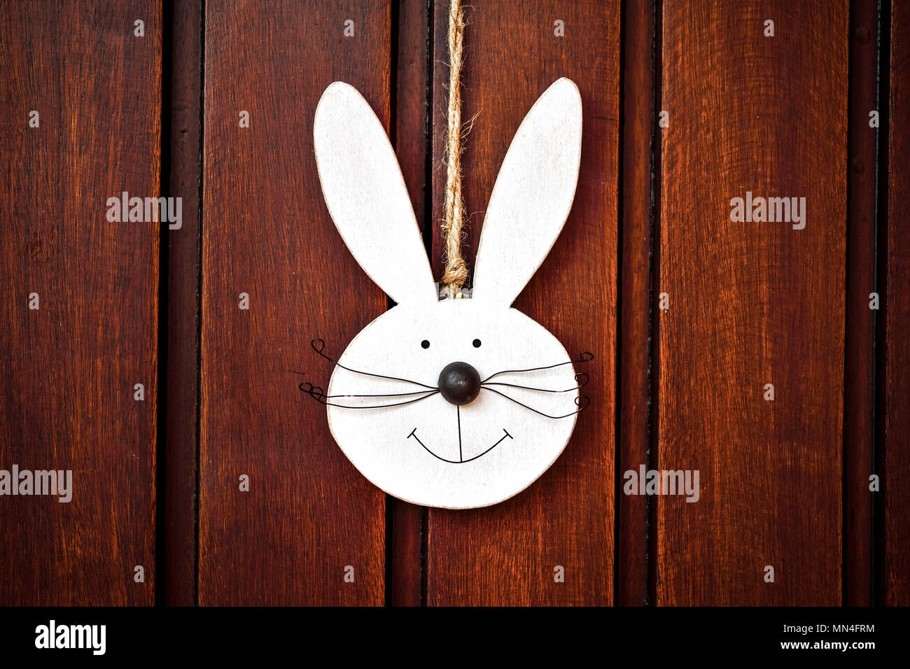 Conejito de Pascua en una puerta, un Osterhase einer Haustür Foto de stock