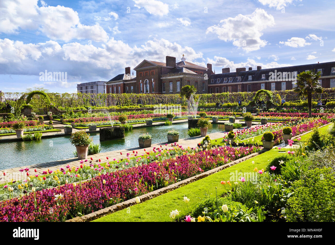 Hermoso adorno floral en el jardín hundido en el Palacio de Kensington, el Royal Borough de Kensington y Chelsea, Londres, Inglaterra, Reino Unido. Foto de stock