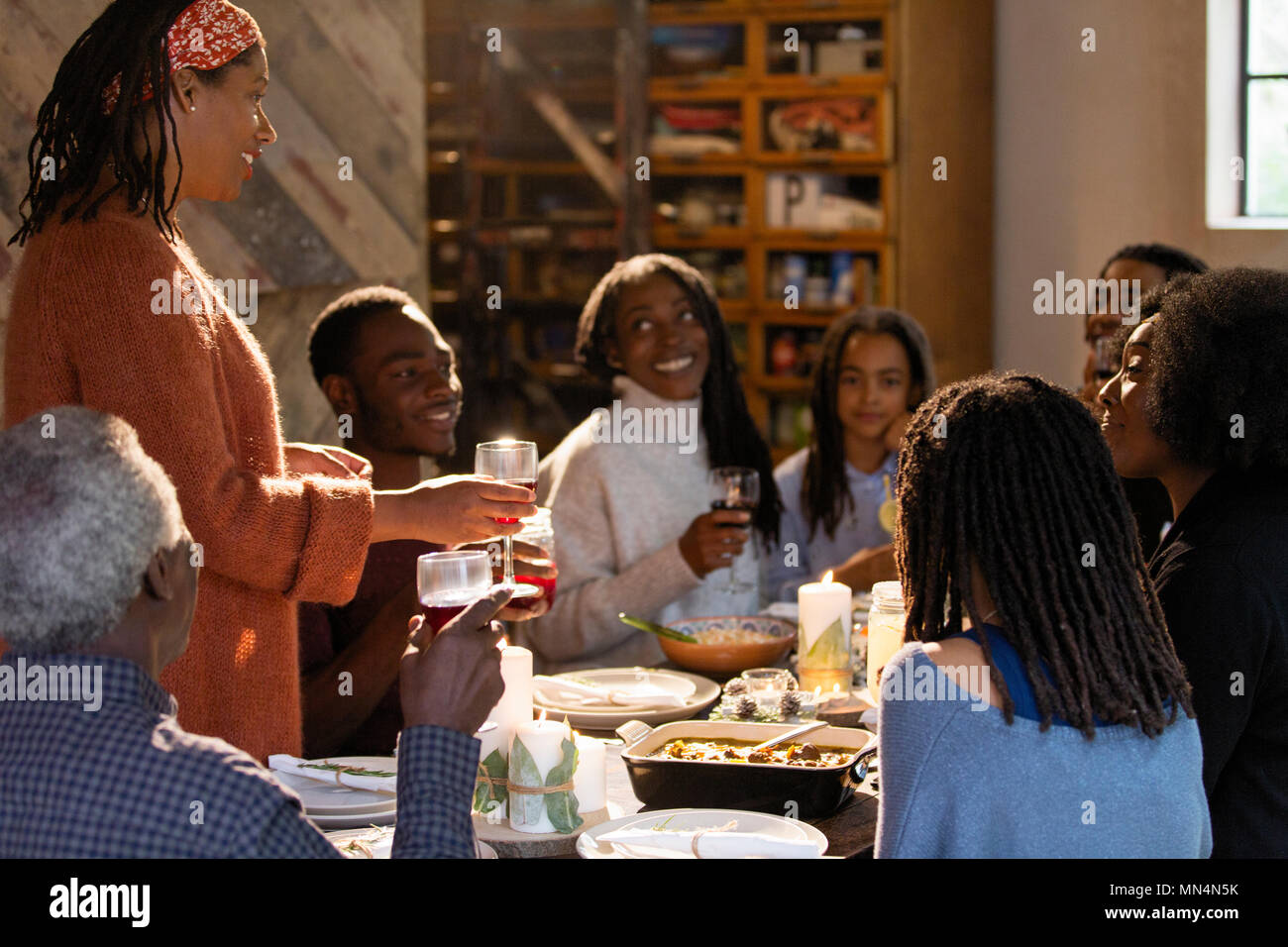 Mujer tostado generación multi-mesa de cena de Navidad en familia Foto de stock