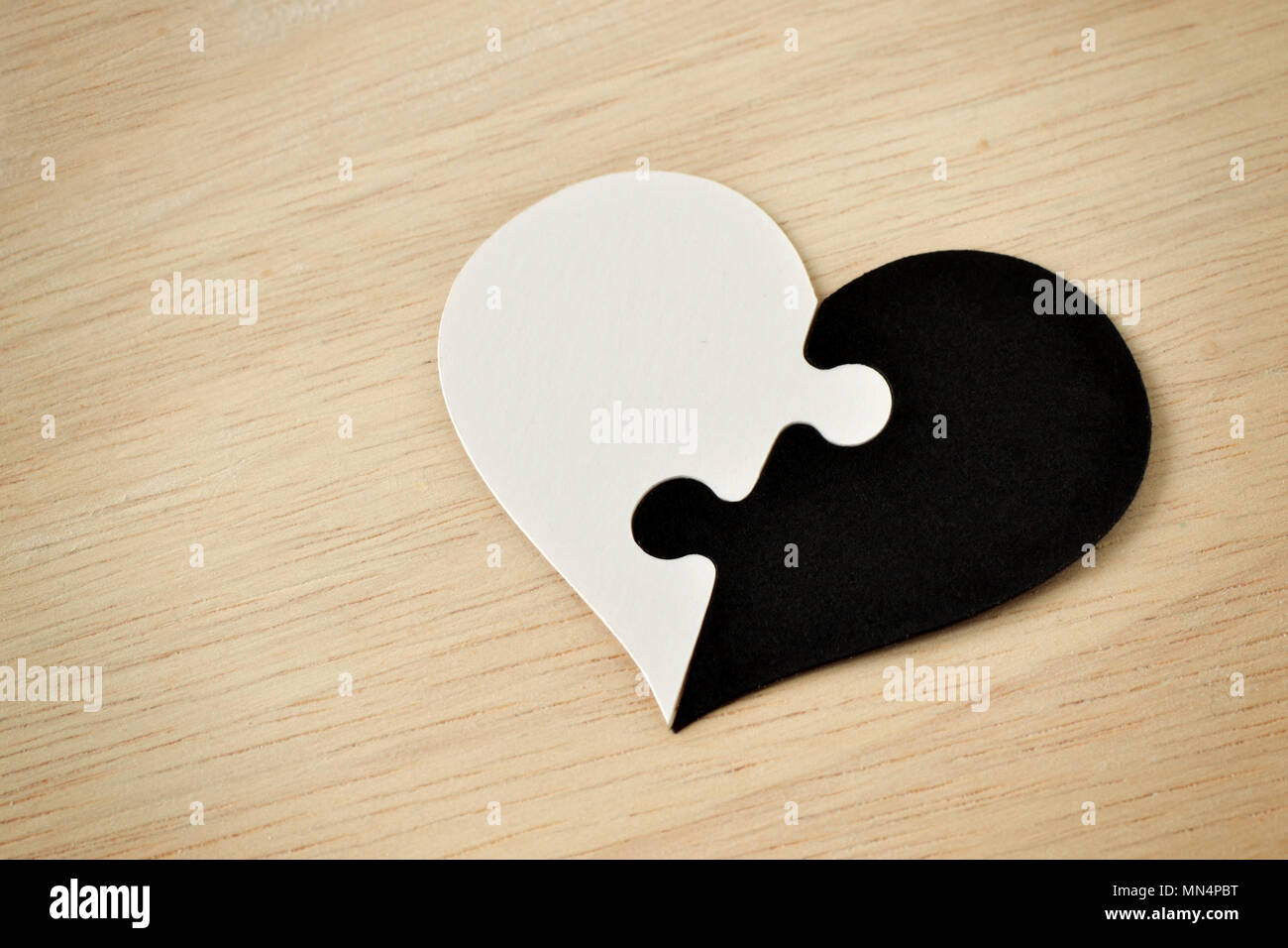 Blanco y negro puzzle corazón - Anti-racismo concepto Foto de stock