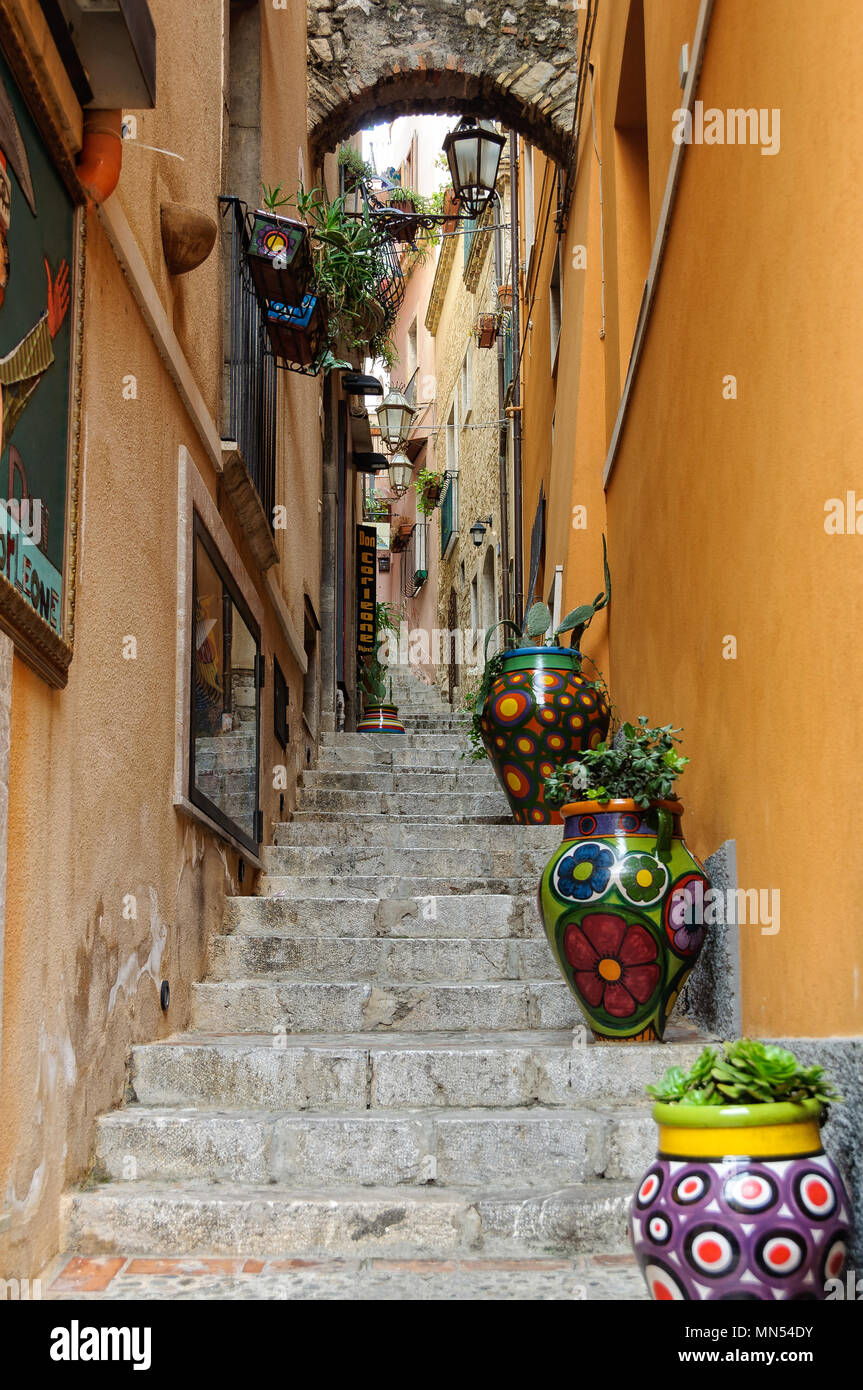 Hermosos tarros de colores muestran el camino a Don Corleone objetos tienda de cerámicas - Taormina, Sicilia, Italia Foto de stock