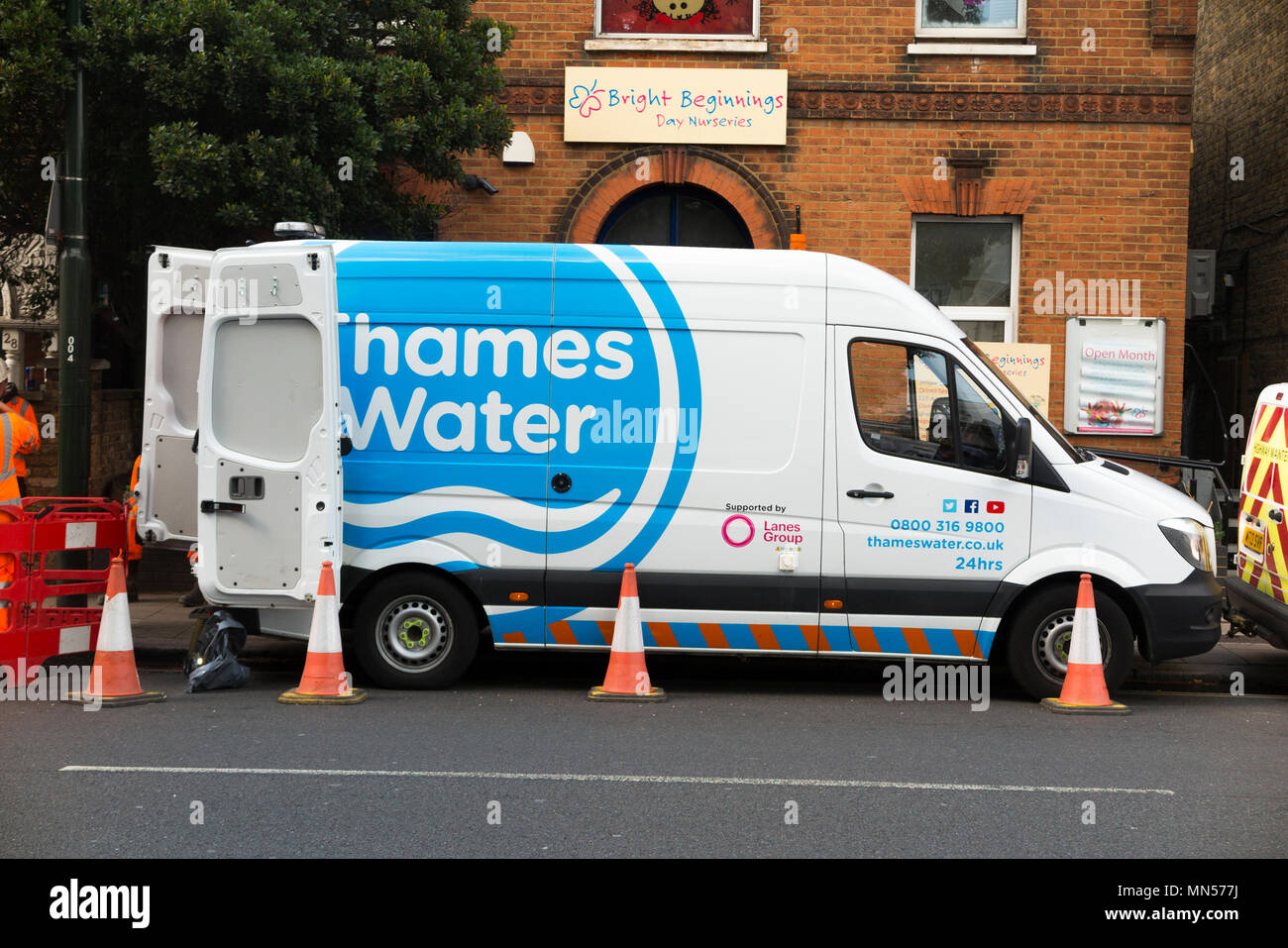 Thames water camión / van / vans / vehículos en el sitio de una obstrucción en el tubo de drenaje / / / drenaje obstrucción de alcantarillado atendida por sus empleados y trabajadores en Twickenham, al oeste de Londres. Reino Unido (96) Foto de stock