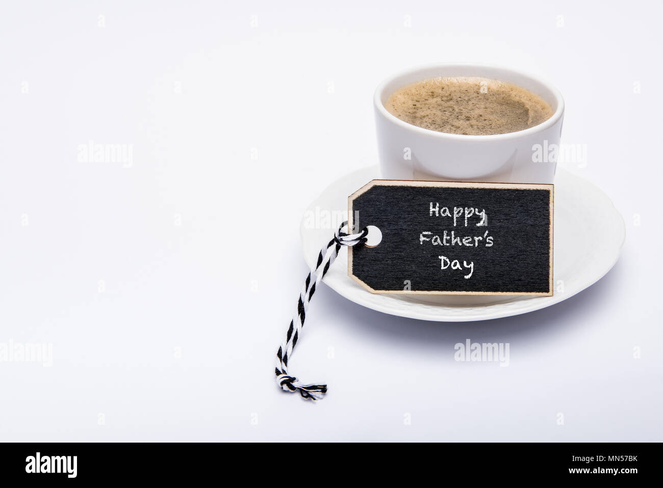 Feliz Día del padre de fondo. Taza de café sobre un fondo blanco con  etiqueta del regalo y Feliz Día del Padre el mensaje Fotografía de stock -  Alamy