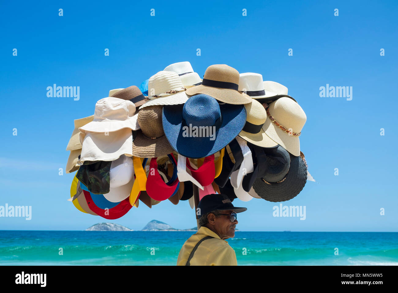 Hombre con sombrero de panama fotografías e imágenes de alta resolución -  Página 10 - Alamy
