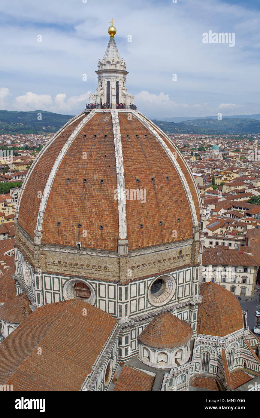 Cúpula de la Catedral de Florencia. La basílica es una de las iglesias más  grandes de Italia, y hasta el desarrollo de nuevos materiales estructurales  en el moderno Fotografía de stock -