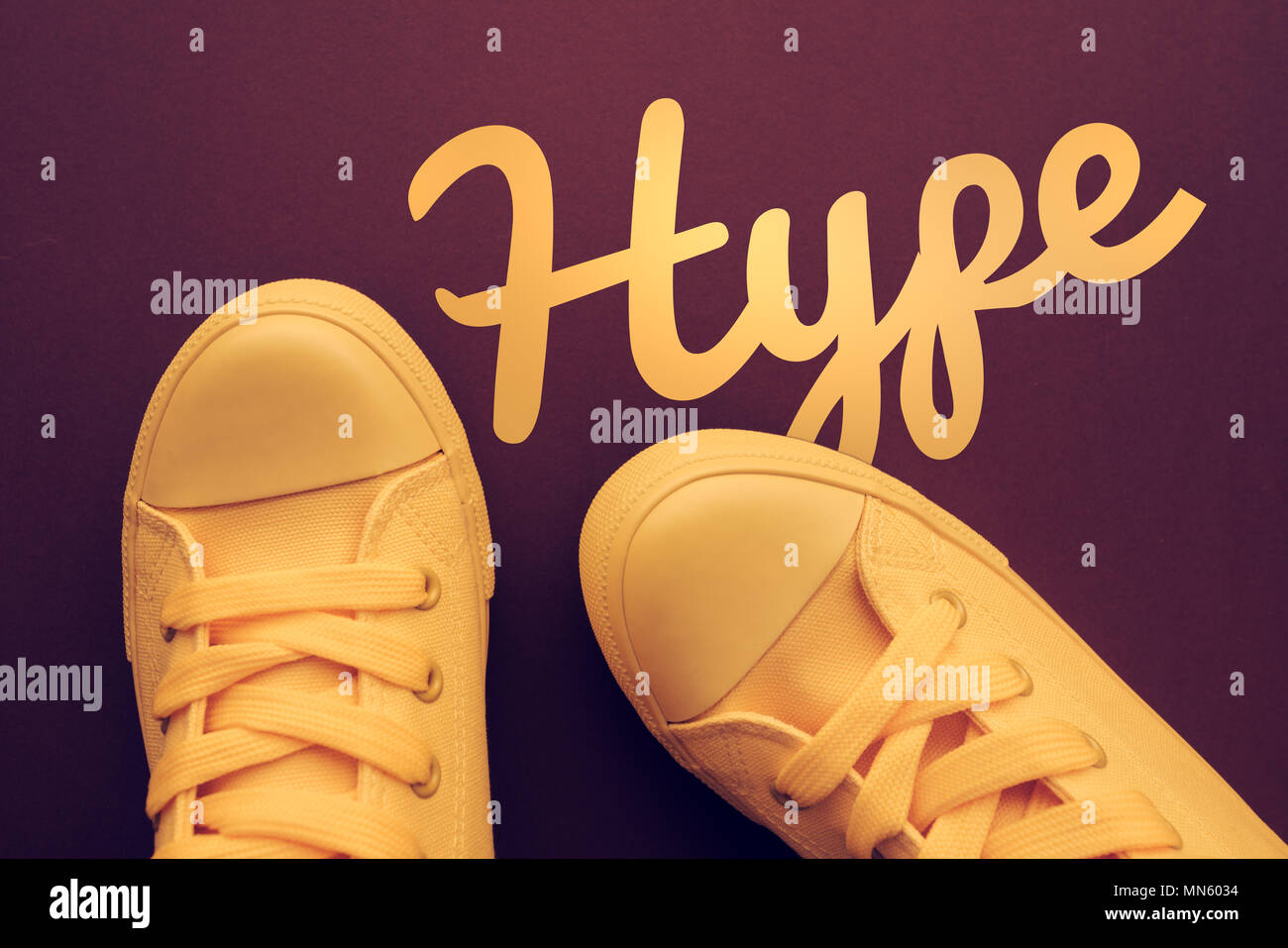 Palabras y frases utilizar los millennials, imagen conceptual con la joven  en amarillo zapatillas de pie directamente encima del texto - Hype  Fotografía de stock - Alamy