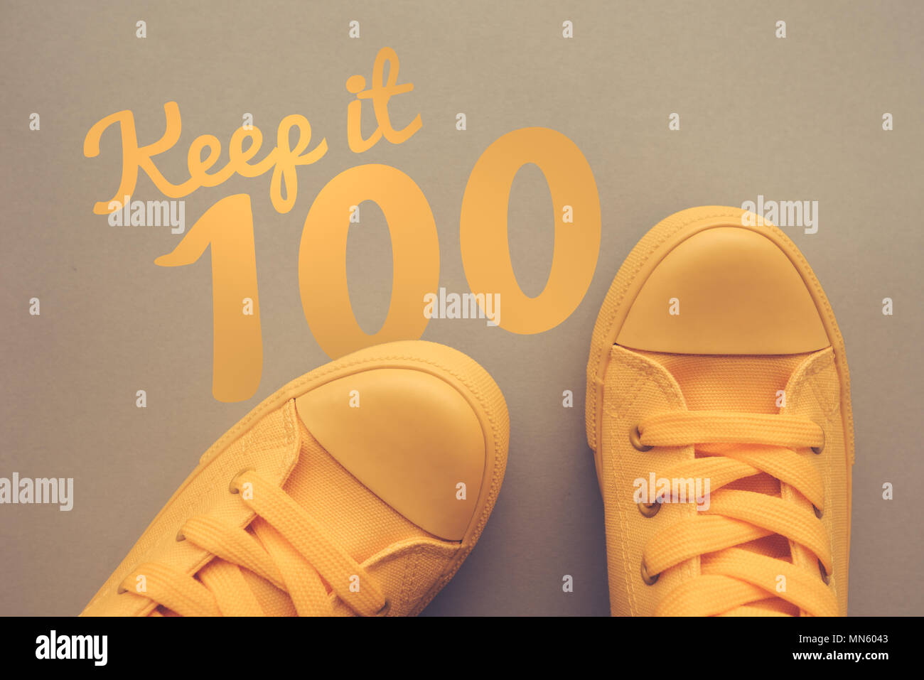 Palabras y frases utilizar los millennials, imagen conceptual con la joven  en amarillo zapatillas de pie directamente encima del texto - mantenerlo  100 Fotografía de stock - Alamy