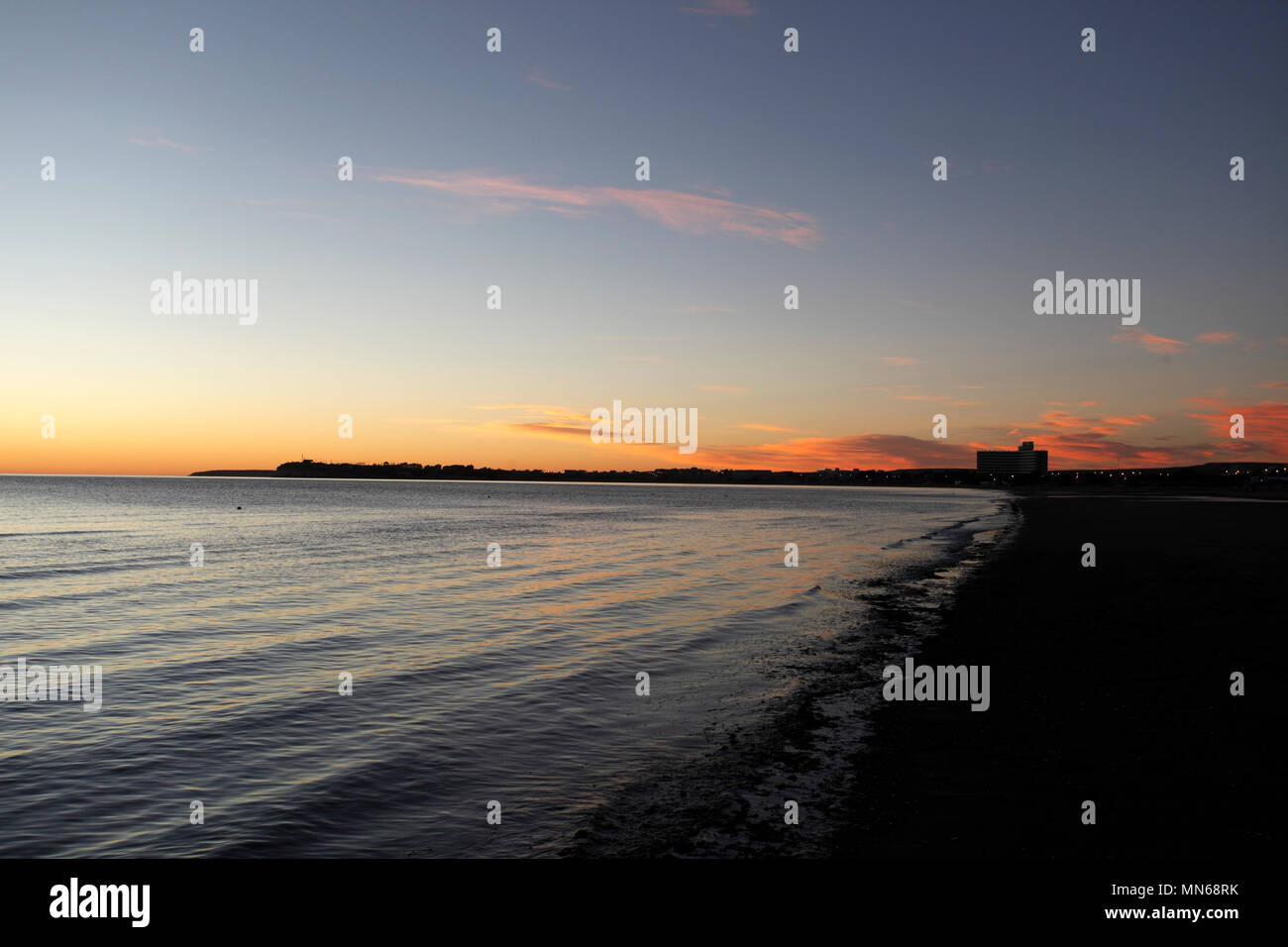 Amanecer en la costa oriental de la República Argentina, en Puerto Madryn, Provincia de Chubut, Argentina, Patagonia. Foto de stock