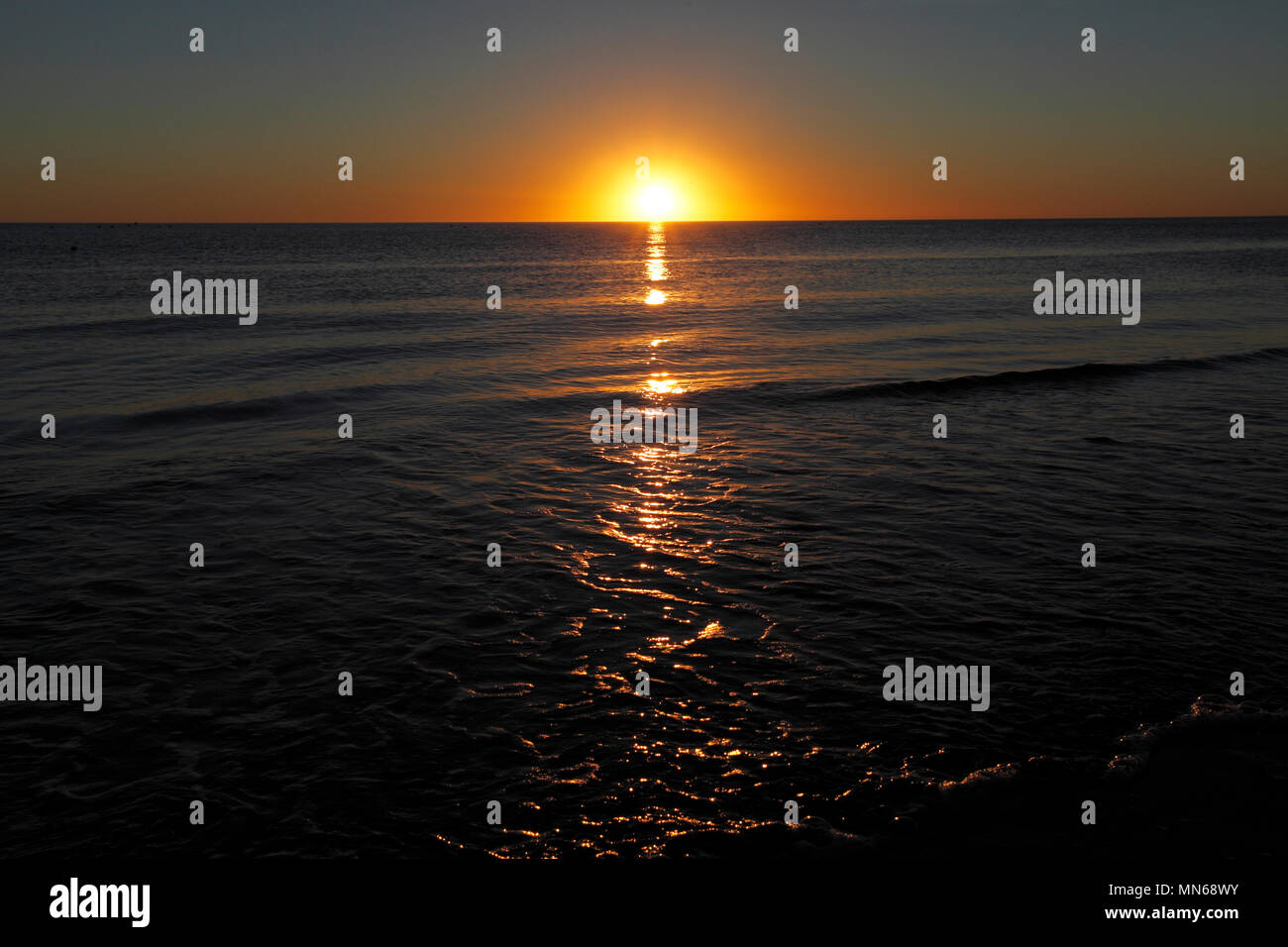 Amanecer en la costa oriental de la República Argentina, en Puerto Madryn, Provincia de Chubut, Argentina, Patagonia. Foto de stock