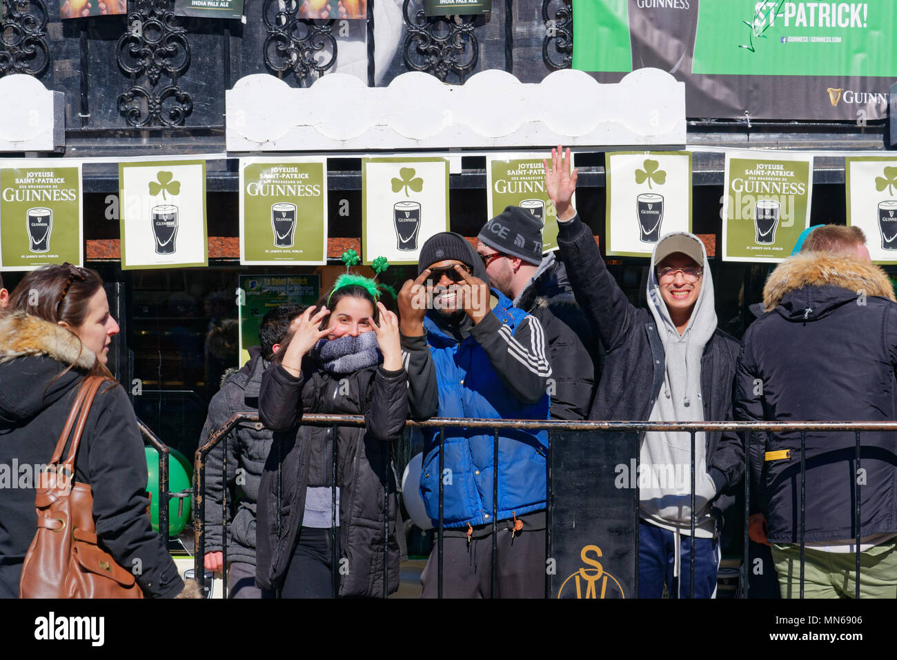 La gente saludar (y usando menos educados gestos) en la cámara en el Desfile del Día de San Patricio en Montreal Foto de stock