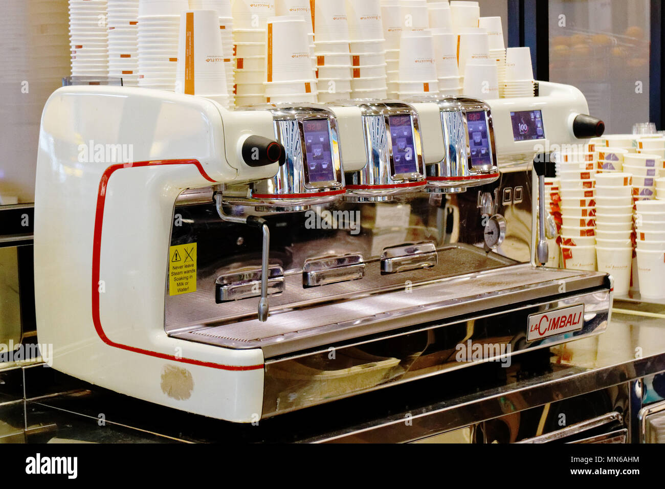 A La Cimbali máquina de café en una cafetería Fotografía de stock - Alamy