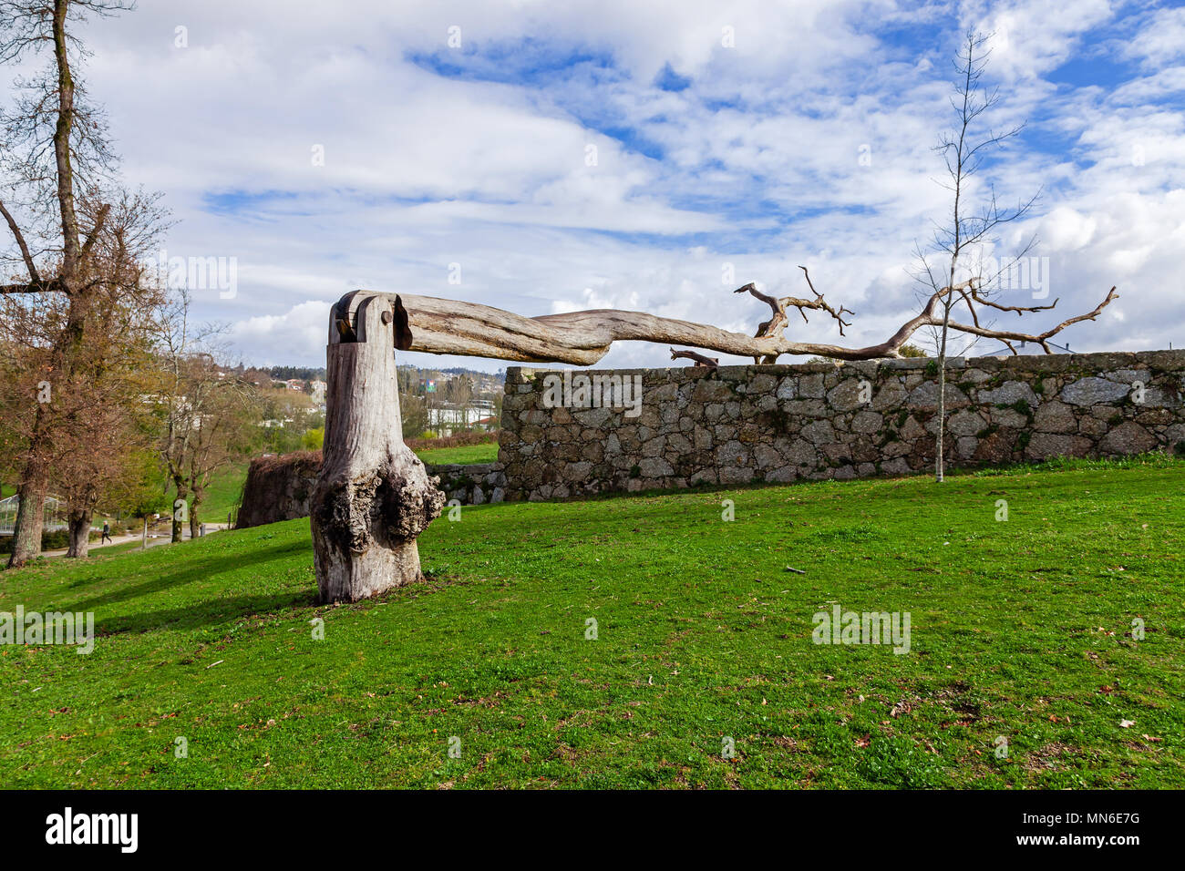 Vila Nova de Famalicao, Portugal. El arte urbano de un árbol muerto con una bisagra en el Parque da Devesa Parque Urbano. Foto de stock