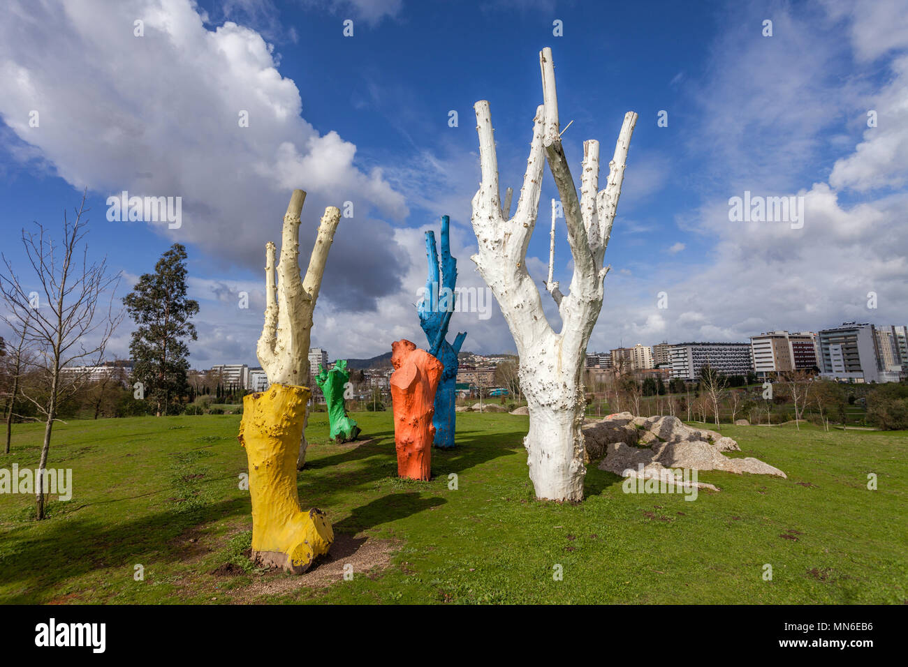 Vila Nova de Famalicao, Portugal. El arte urbano de coloridos árboles muertos pintados en el Parque da Devesa Parque Urbano. Foto de stock