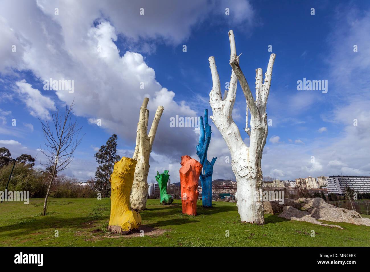 Vila Nova de Famalicao, Portugal. El arte urbano de coloridos árboles muertos pintados en el Parque da Devesa Parque Urbano. Foto de stock