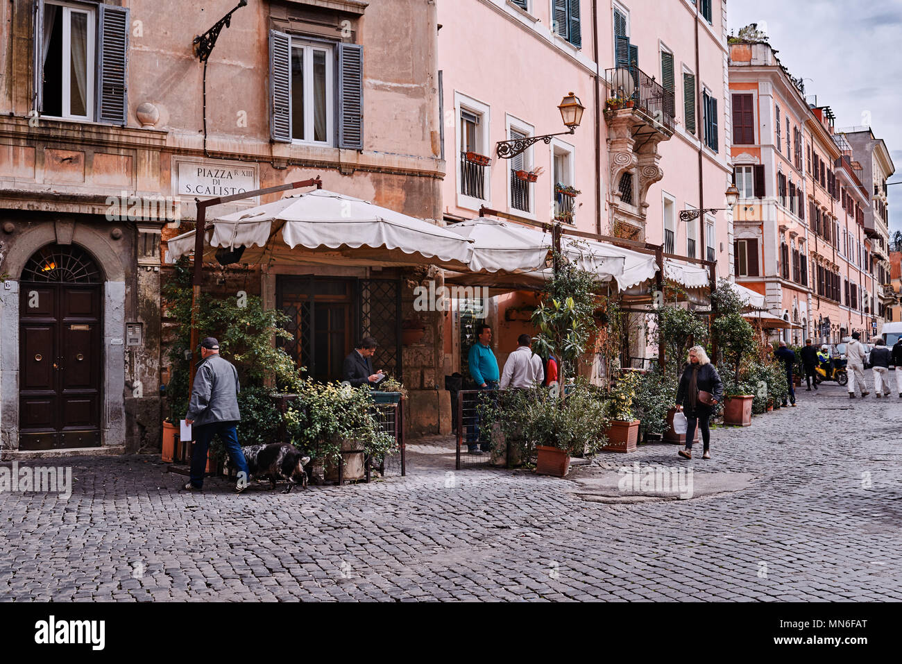 Italia, Roma, 22 de marzo de 2018 / Trastevere, Plaza con pubs y edificios típicos Foto de stock