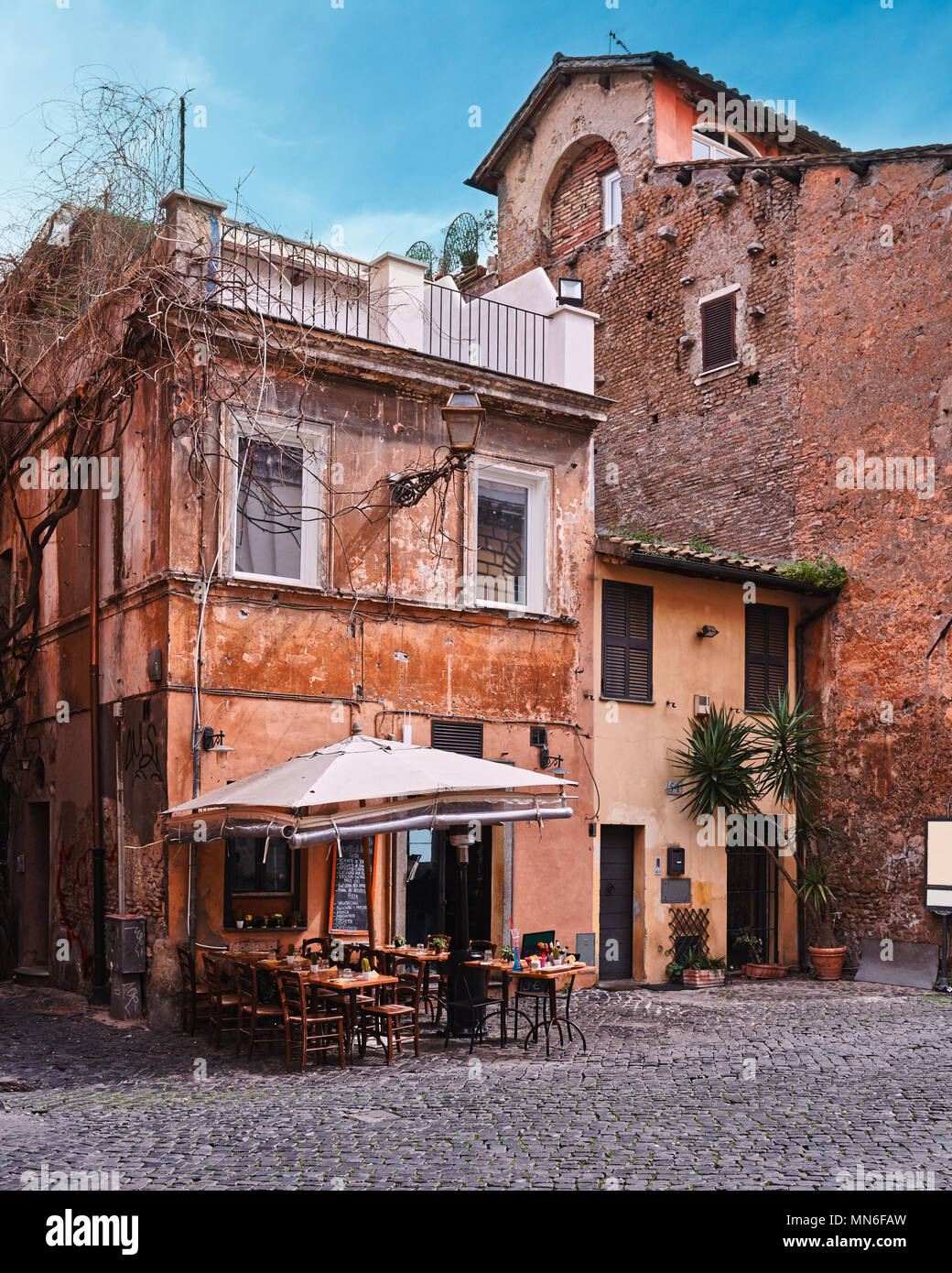 Roma, Trastevere, Plaza con pubs y edificios típicos Foto de stock