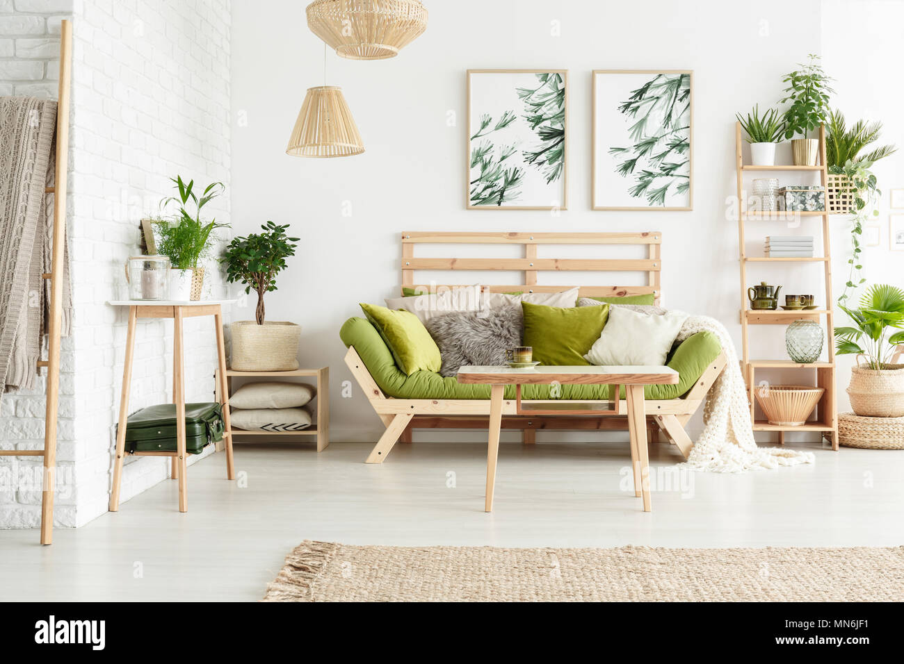 Tabla De Madera Y Plantas En El Estante En Floral Salon Interior