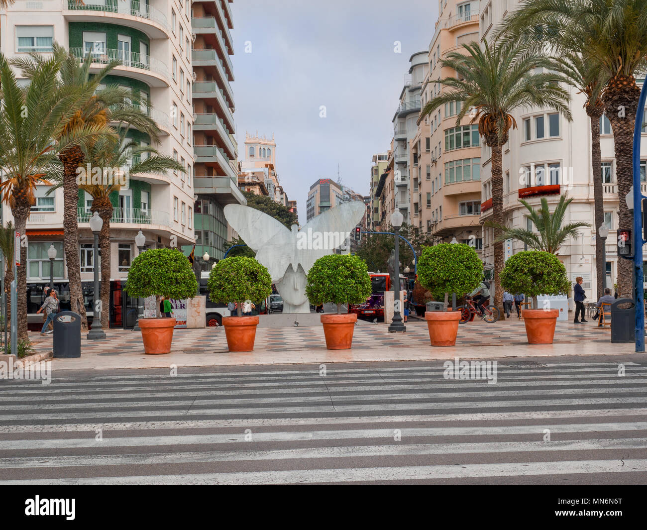 Fila de palacios con vistas al paseo marítimo de Alicante, ciudad  mediterránea de la Costa Blanca, España Fotografía de stock - Alamy