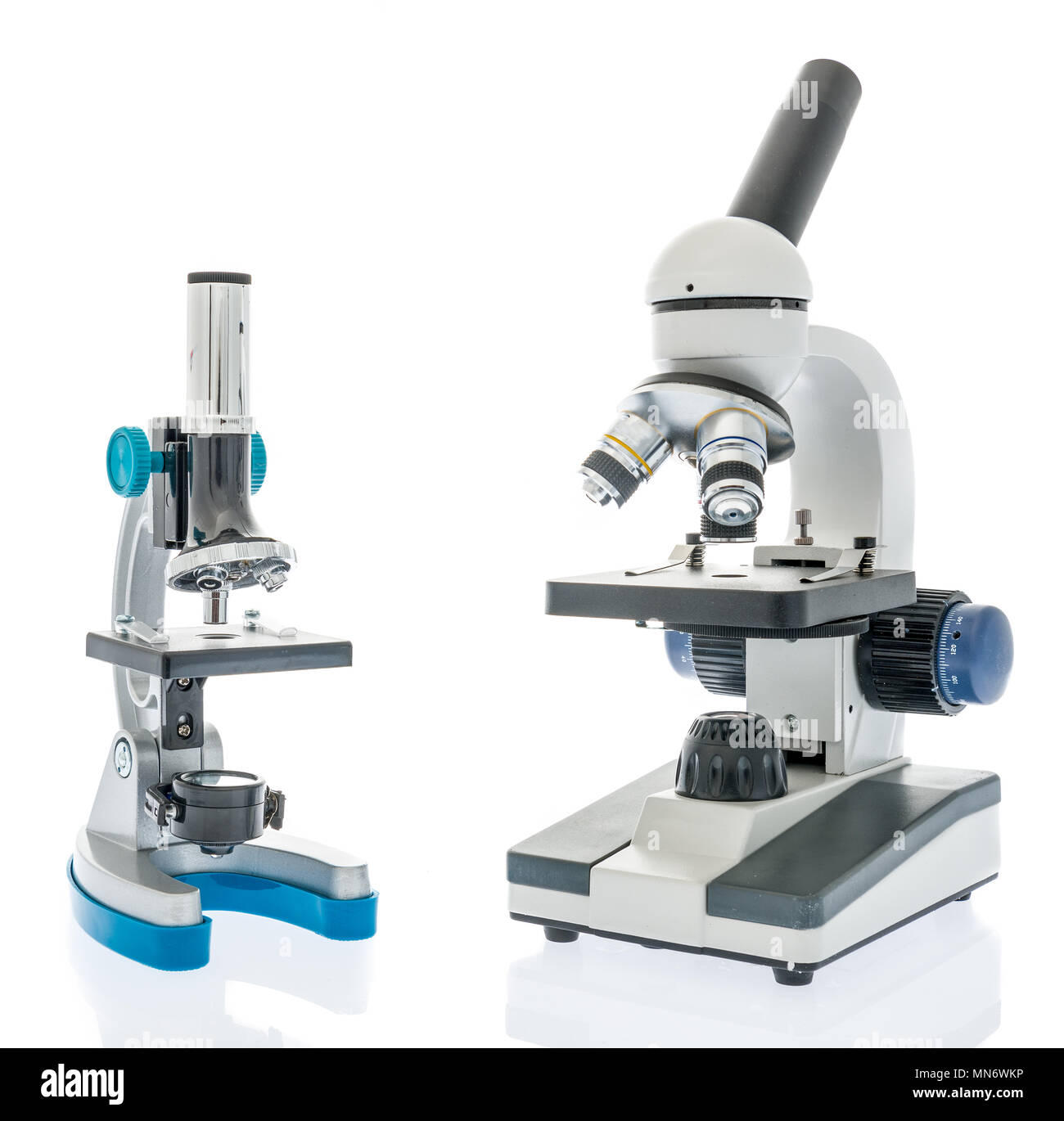 Un par de microscopios, uno de los cuales será un juguete y el otro es real sobre un fondo aislado Foto de stock