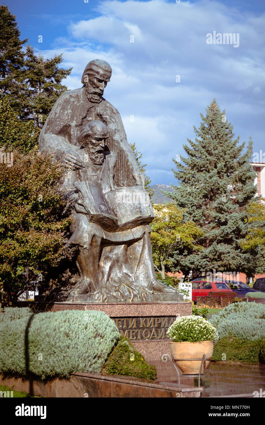 Gran estatua de bronce de los Santos Cirilo y Metodio, creadores del alfabeto cirílico -católico cristiano teólogos, misioneros y apóstoles eslavos Foto de stock
