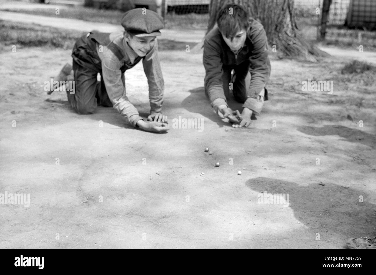 Dos muchachos disparando bolitas, Woodbine, Iowa, EE.UU., John Vachon para la Farm Security Administration, mayo de 1940 Foto de stock