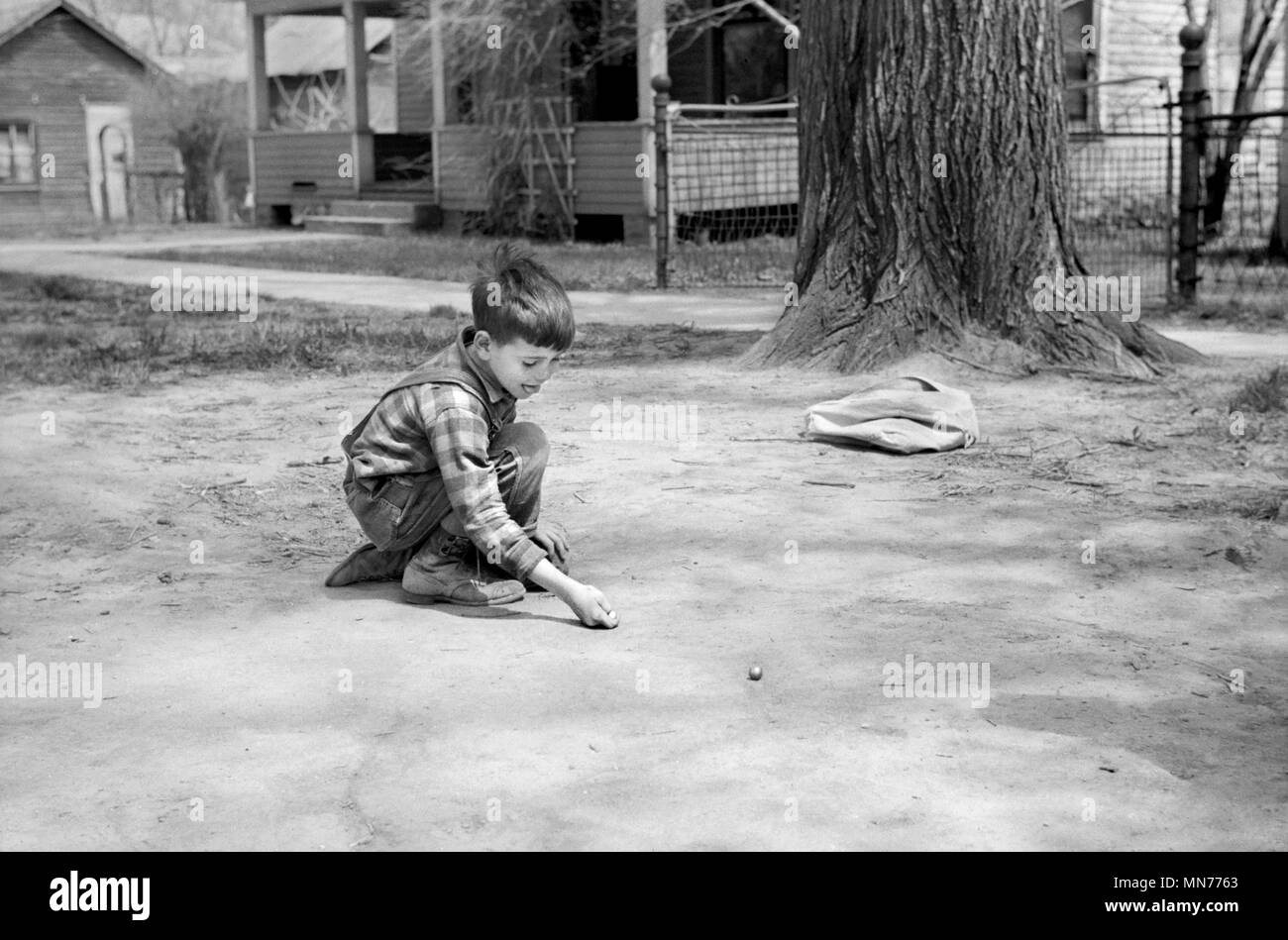 Boy disparando bolitas, Woodbine, Iowa, EE.UU., John Vachon para la Farm Security Administration, mayo de 1940 Foto de stock