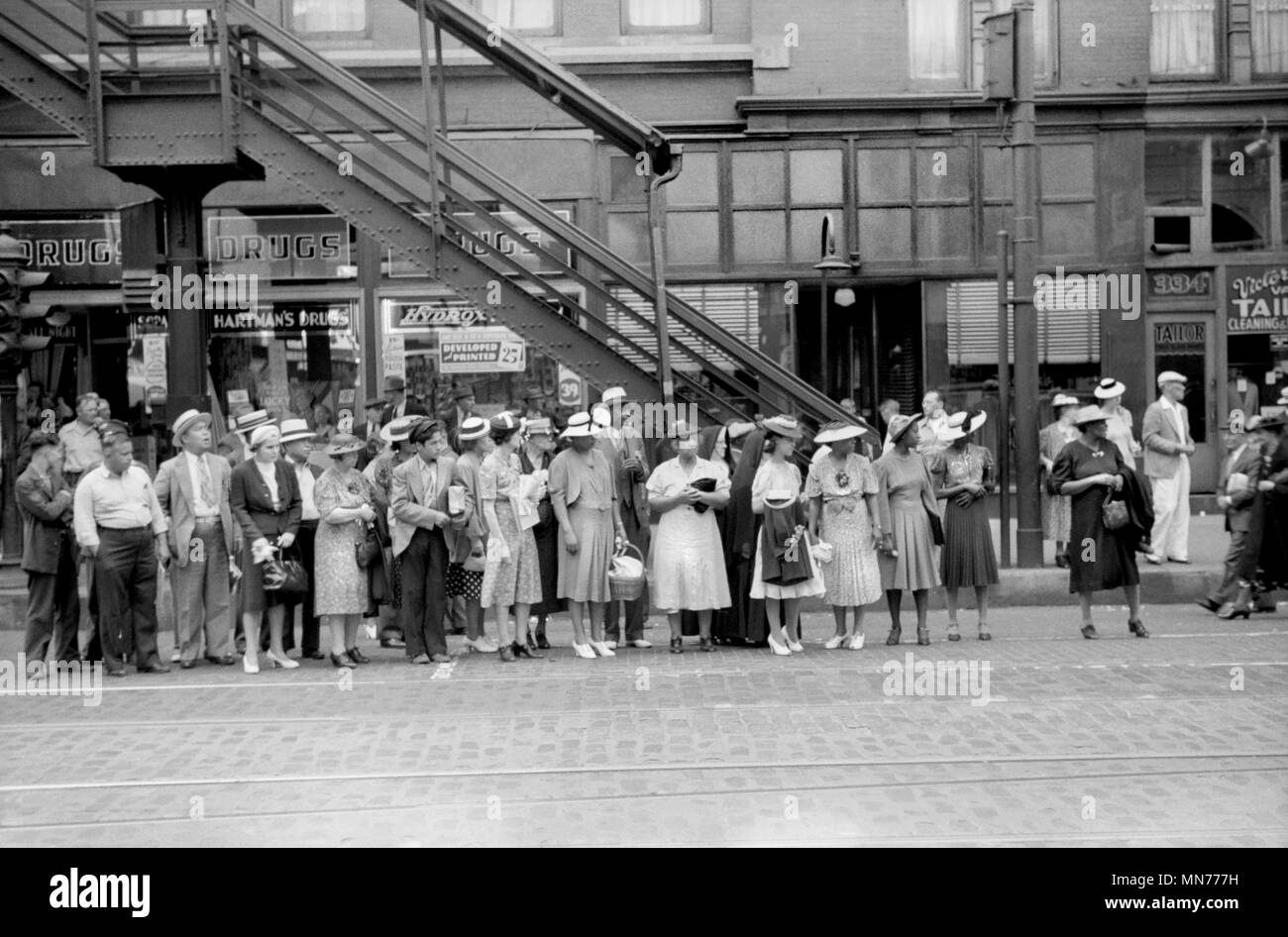 Esperando el tranvía, Chicago, Illinois, EE.UU., John Vachon para la Farm Security Administration Julio de 1940 Foto de stock